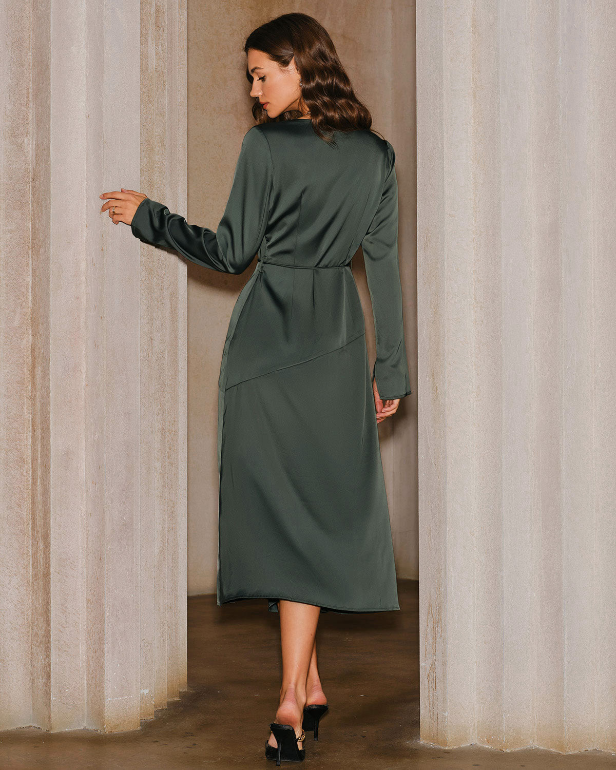 Vestido Midi de Satén Verde con Cuello de Cowl y Abertura