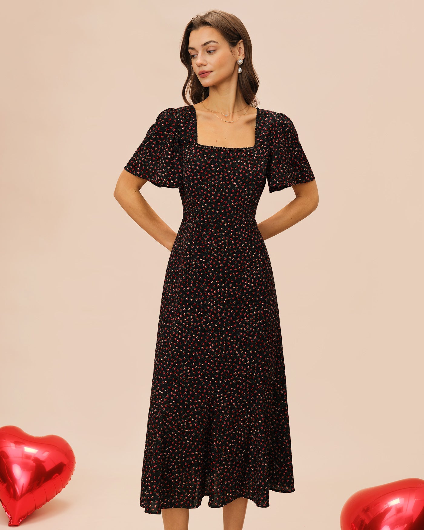 Vestido Midi Floral con Mangas de Mariposa y Escote Cuadrado Negro
