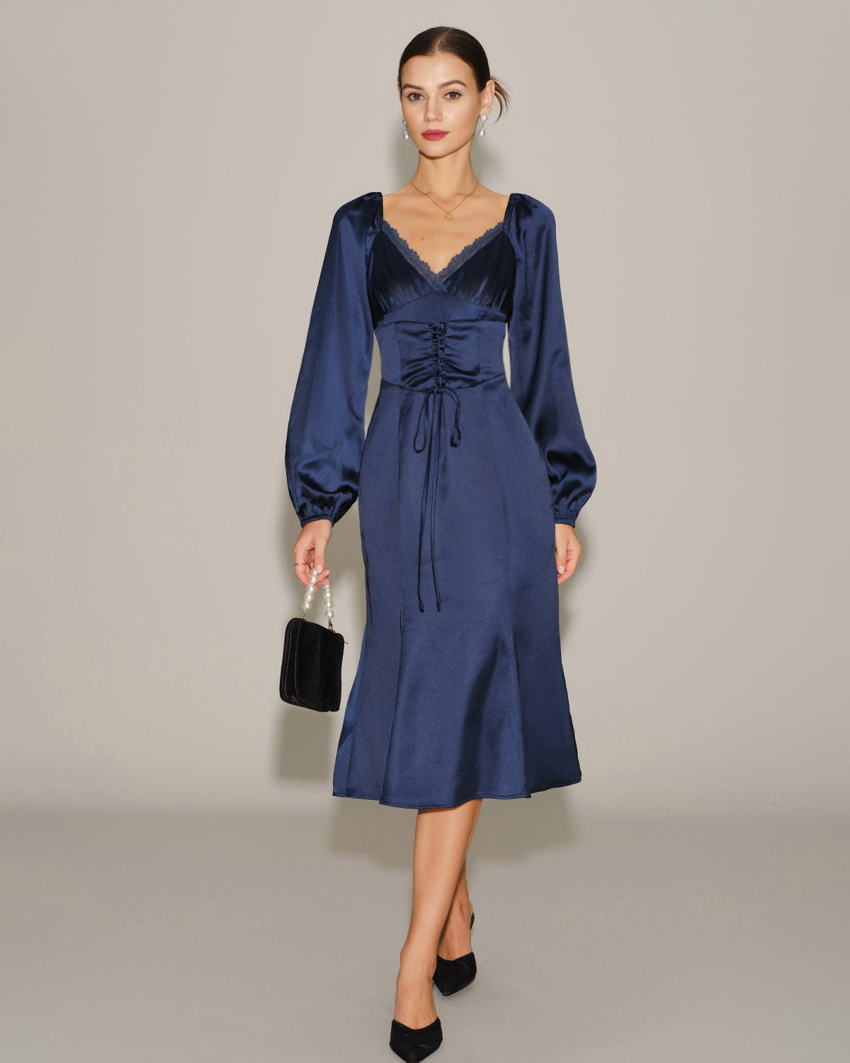 Vestido Midi Arrugado de Satén Marino con Escote en V