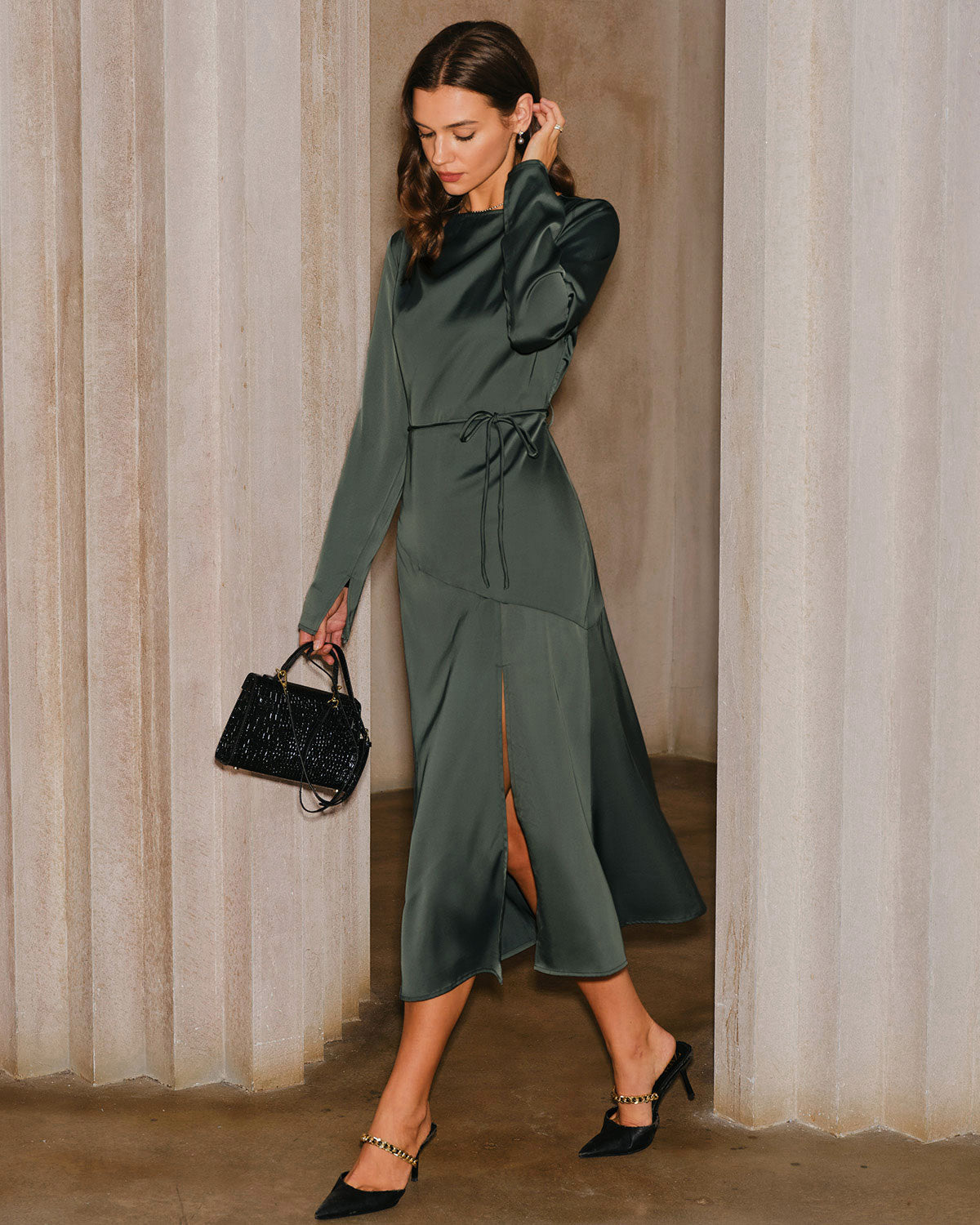 Vestido Midi de Satén Verde con Cuello de Cowl y Abertura