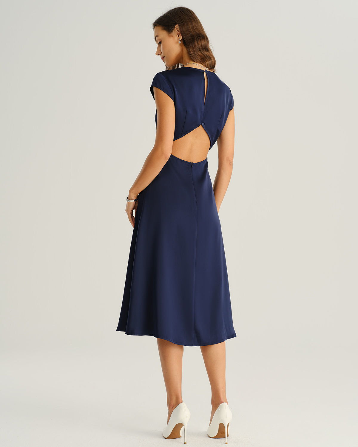 Vestido Midi de Satén Azul Marino con Corte y Abertura