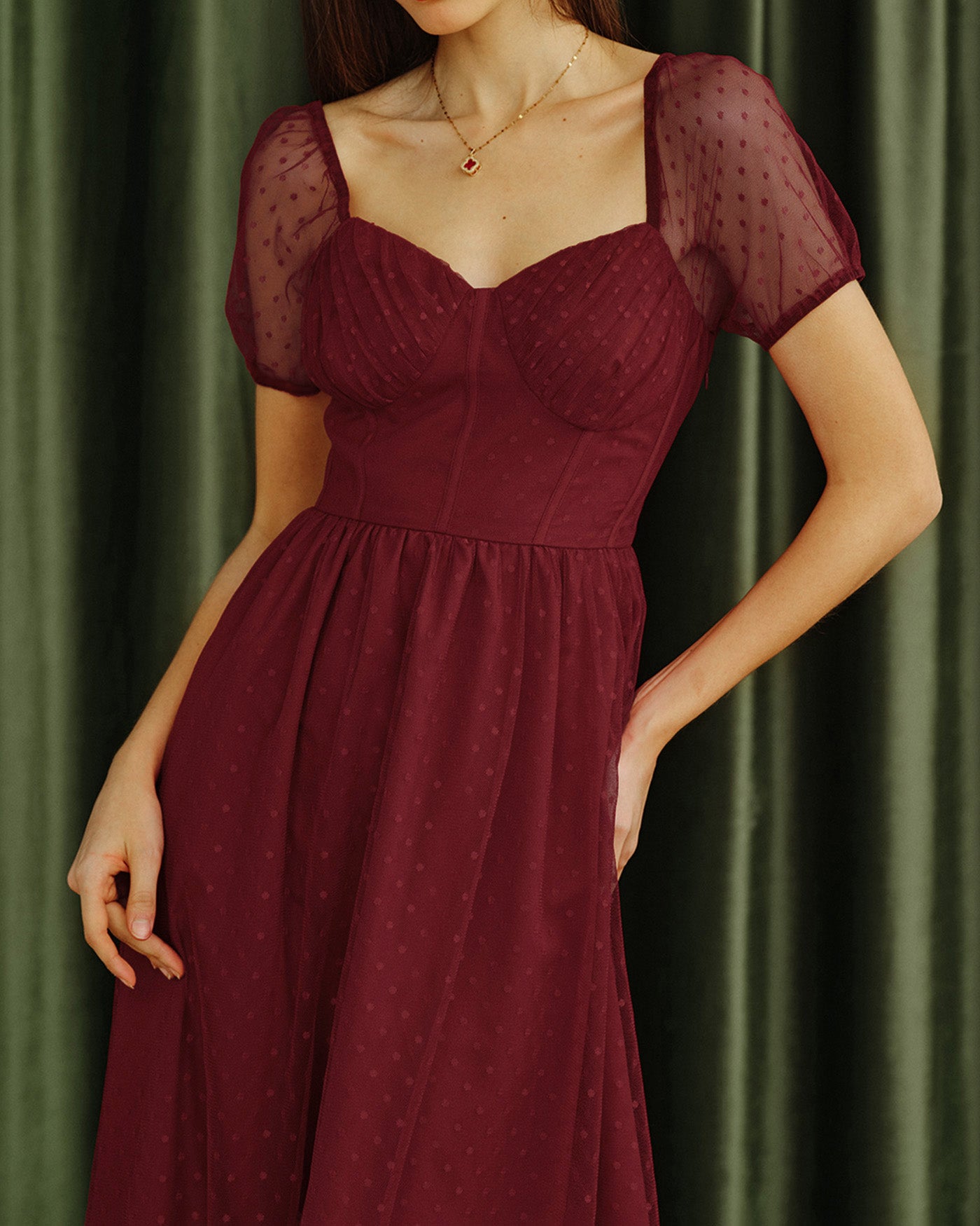 Vestido Midi de Lunares con Escote Corazón Rojo