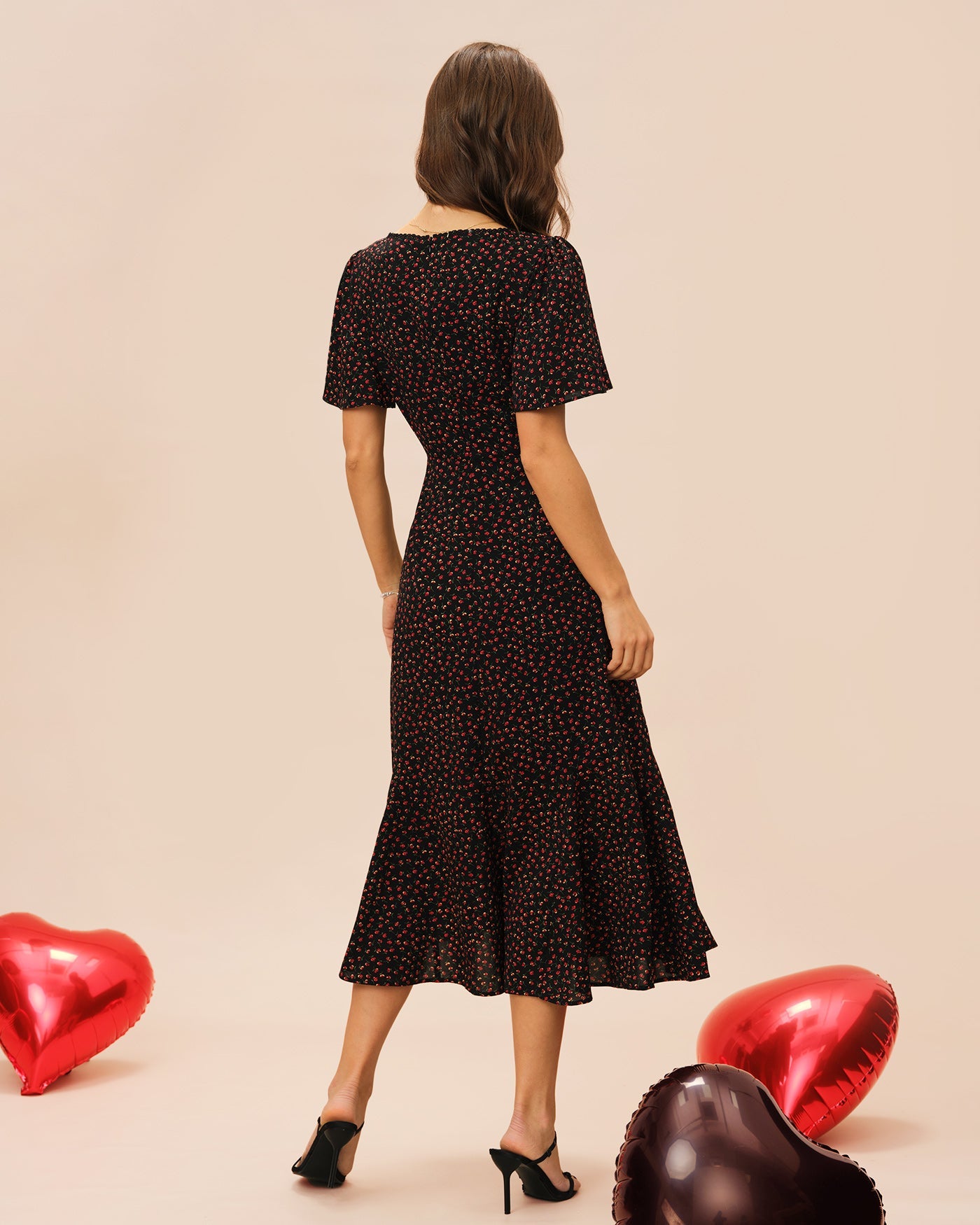 Vestido Midi Floral con Mangas de Mariposa y Escote Cuadrado Negro