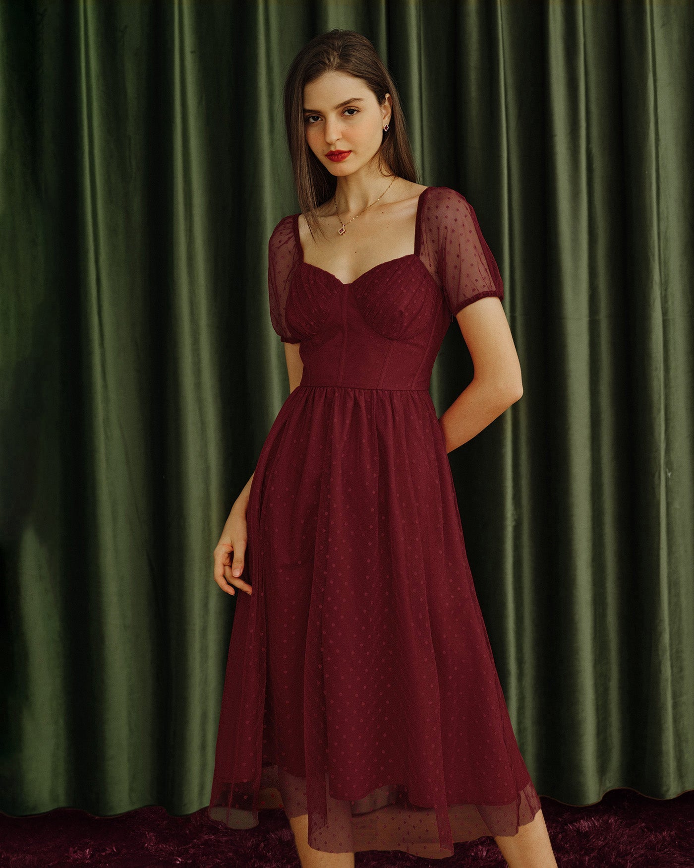 Vestido Midi de Lunares con Escote Corazón Rojo