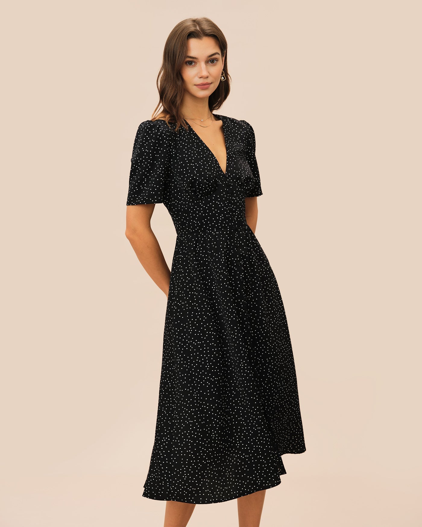 Vestido Midi Negro con Cuello en V y Lunares