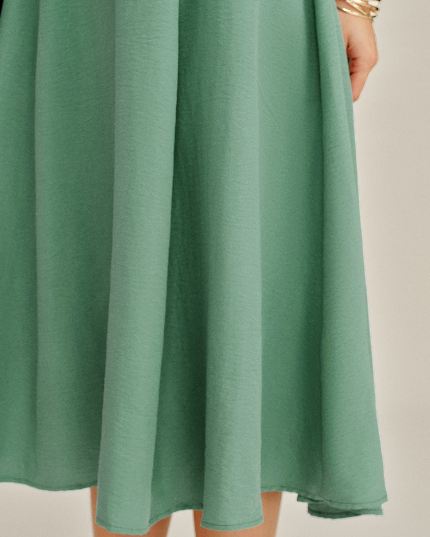 Vestido Midi Verde con Botones y Bolsillos