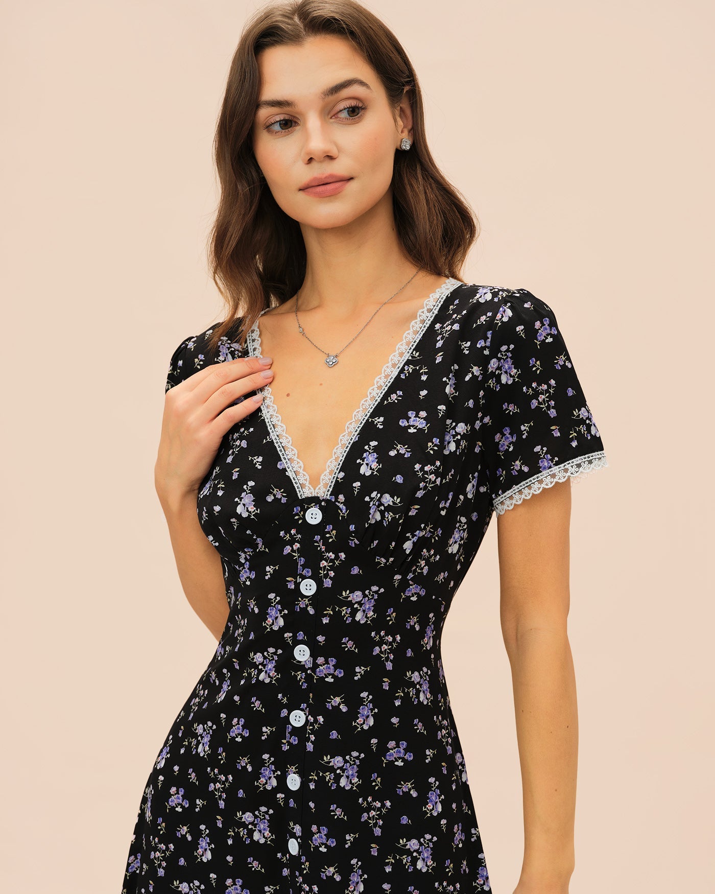 Vestido Midi Floral de Encaje Negro con Escote en V