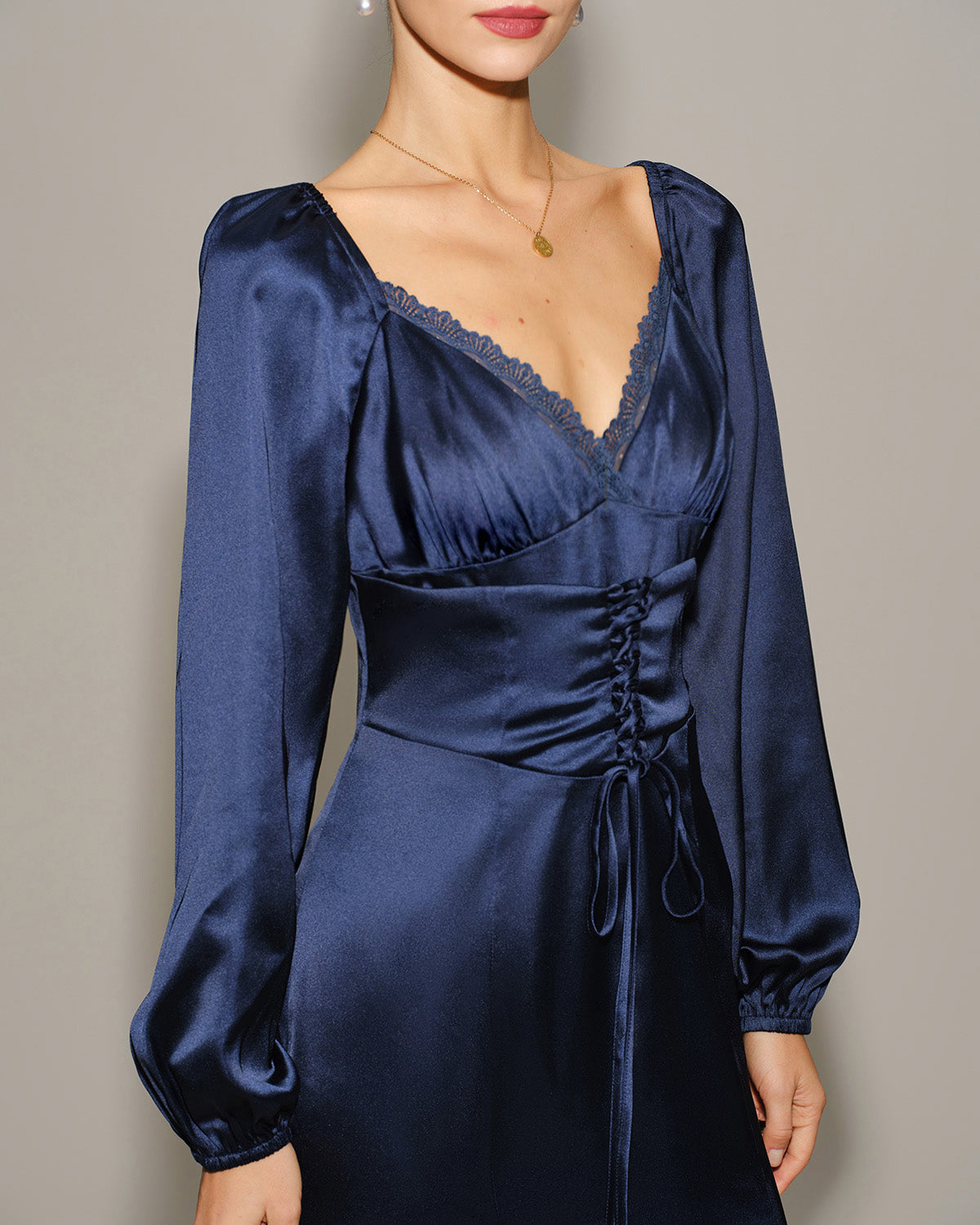Vestido Midi Arrugado de Satén Marino con Escote en V