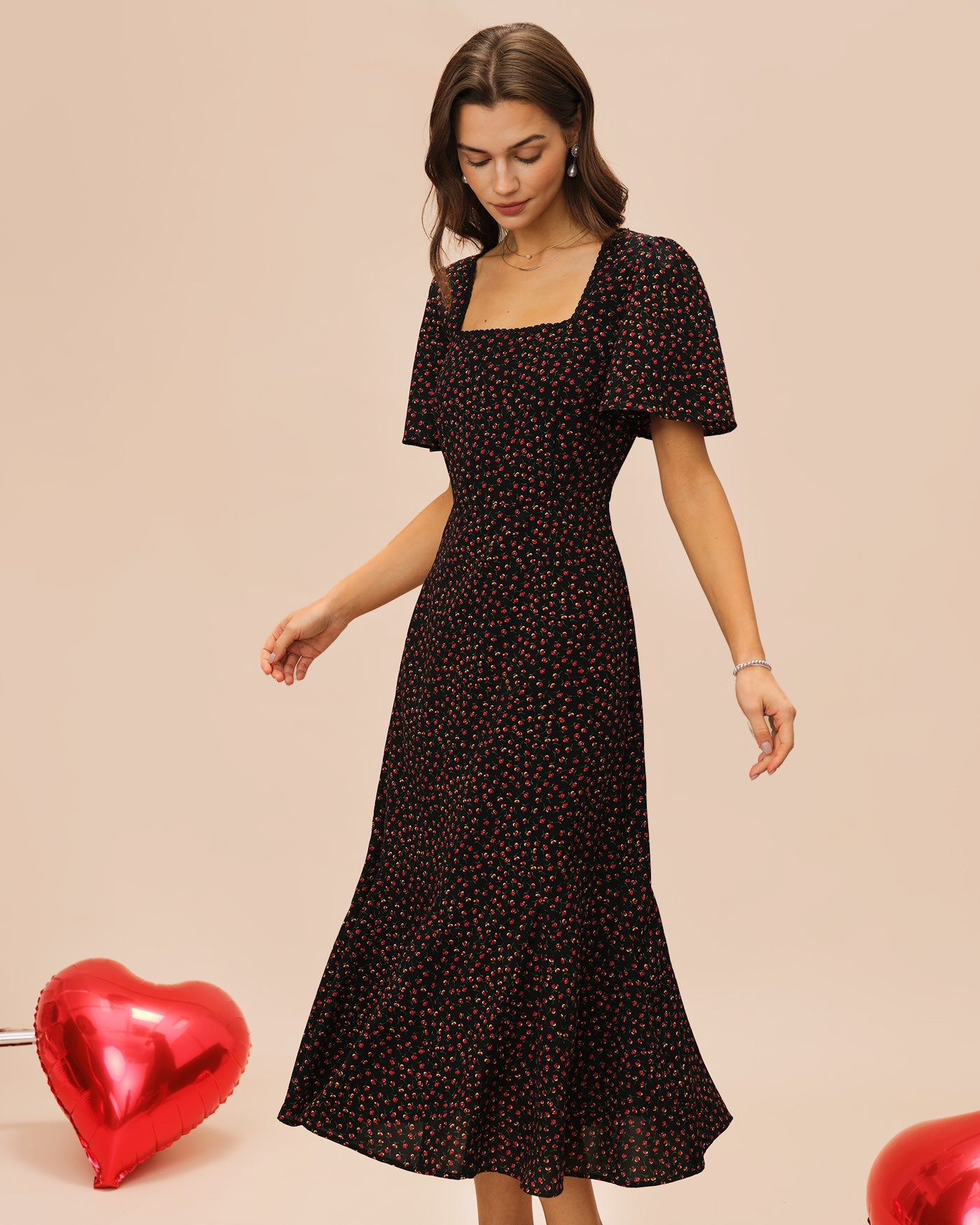 Vestido Midi Floral con Mangas de Mariposa y Escote Cuadrado Negro