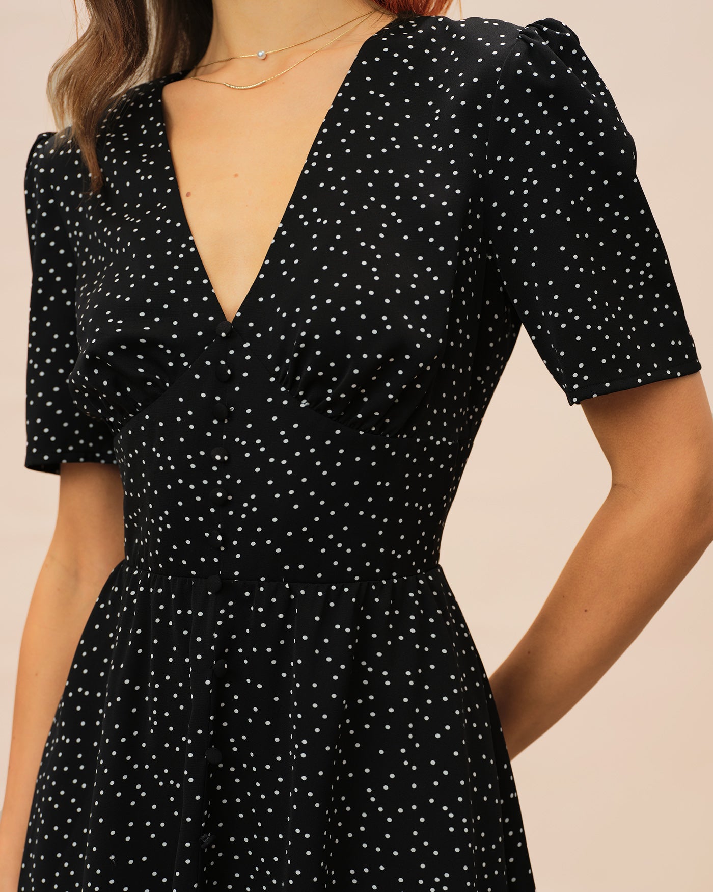 Vestido Midi Negro con Cuello en V y Lunares