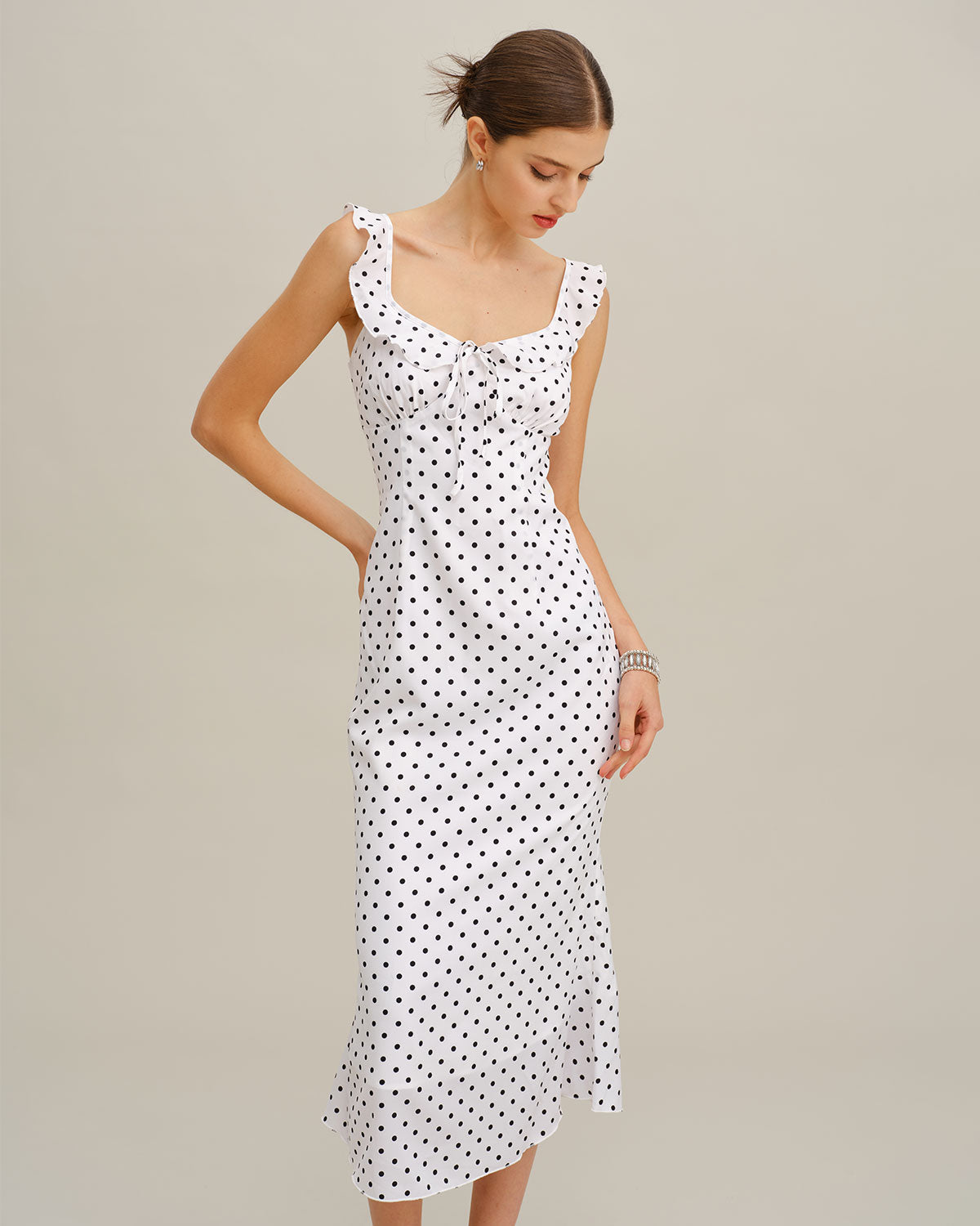 Vestido Midi con Volantes de Lunares Blancos