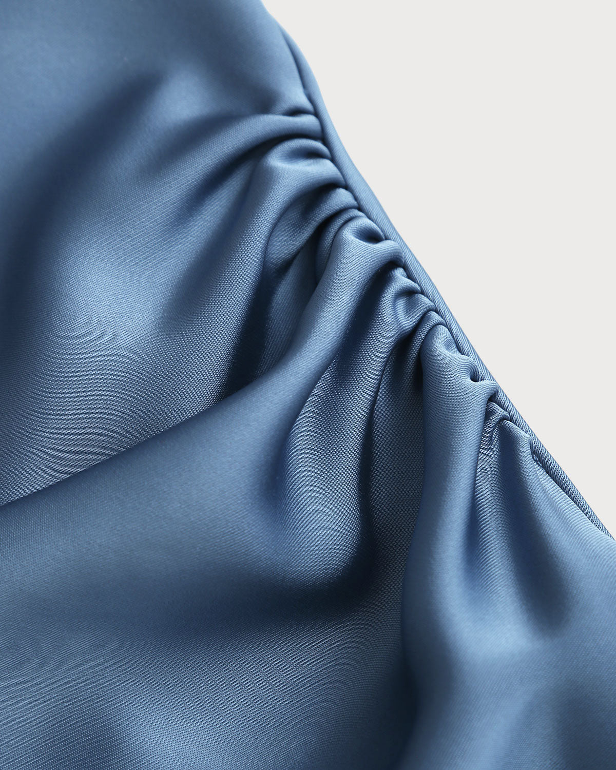 Vestido Midi de Satén Azul con Escote Barco