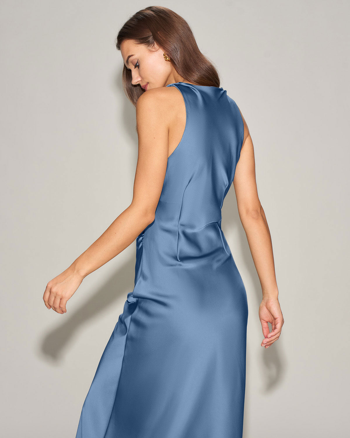Vestido Midi de Satén Azul con Escote Barco