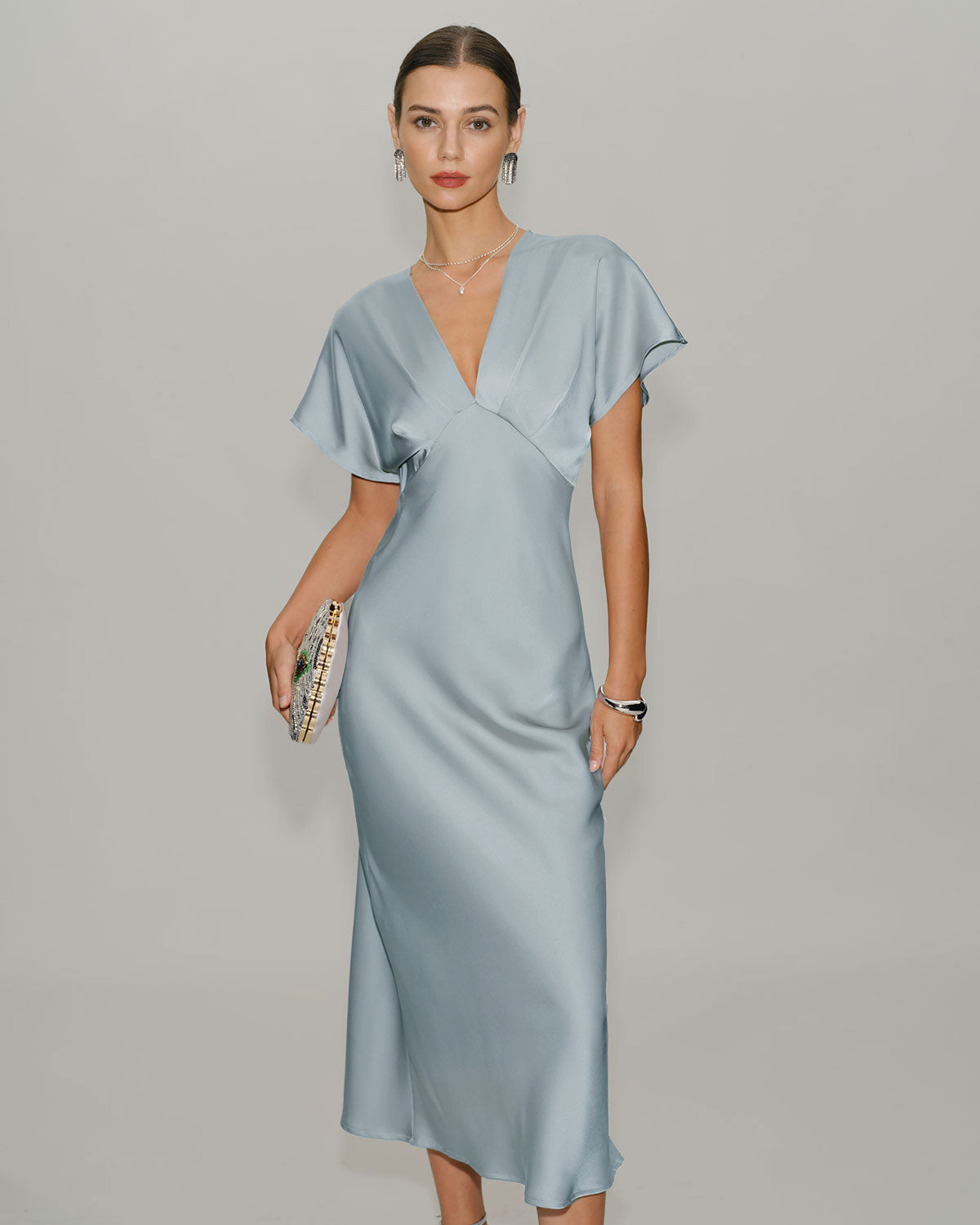 Vestido Midi de Satén con Cuello en V y Mangas Acampanadas