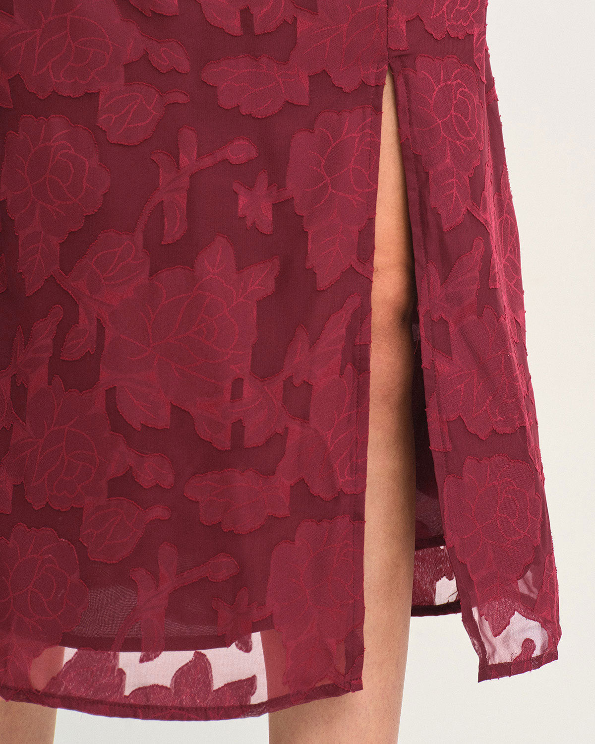 Vestido Midi Jacquard Rojo Vino con Abertura