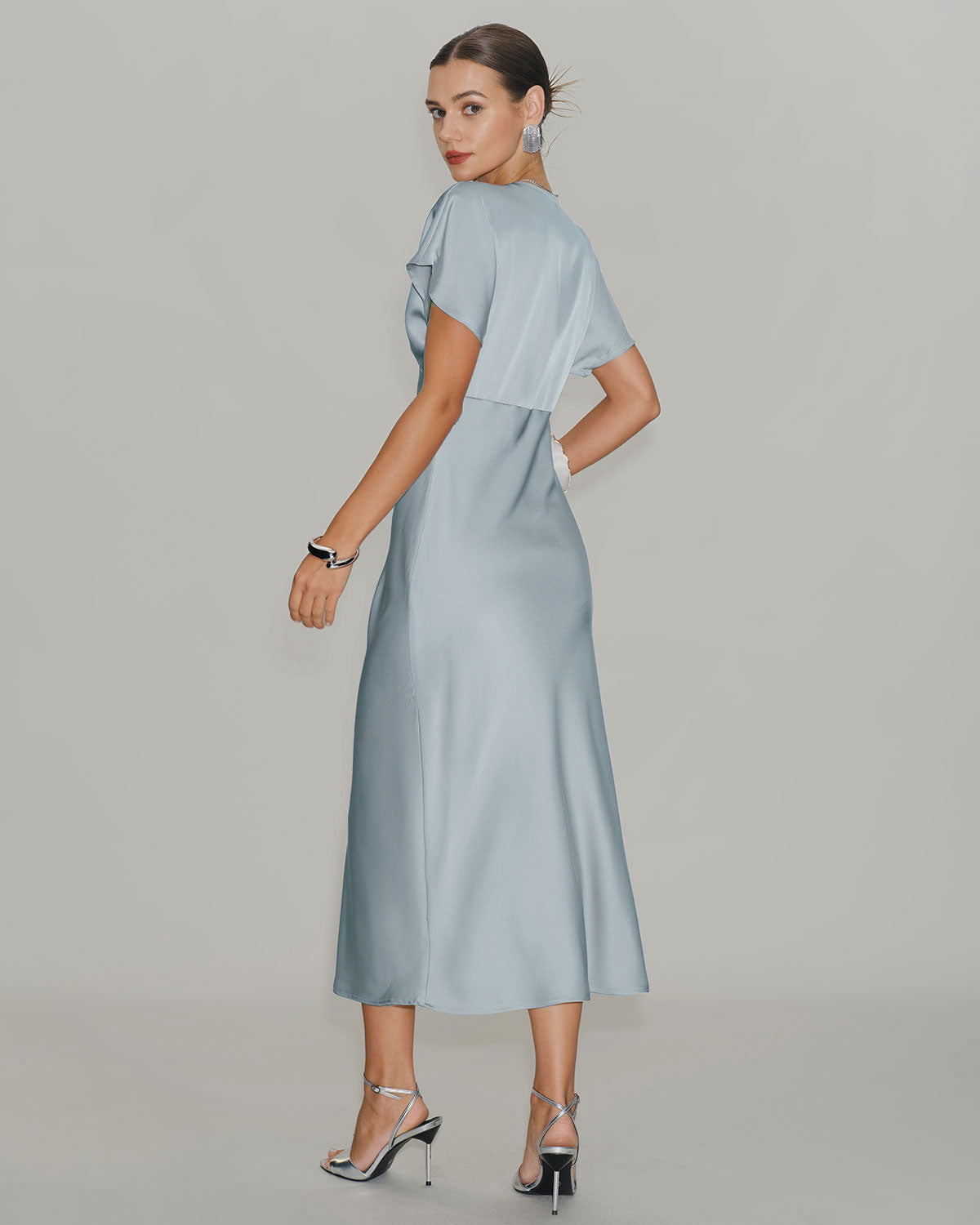 Vestido Midi de Satén con Cuello en V y Mangas Acampanadas