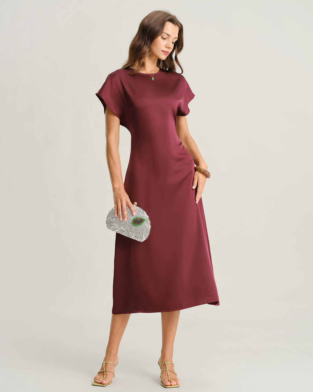 Vestido Midi A-Line de Satén Rojo con Mangas de Cowl