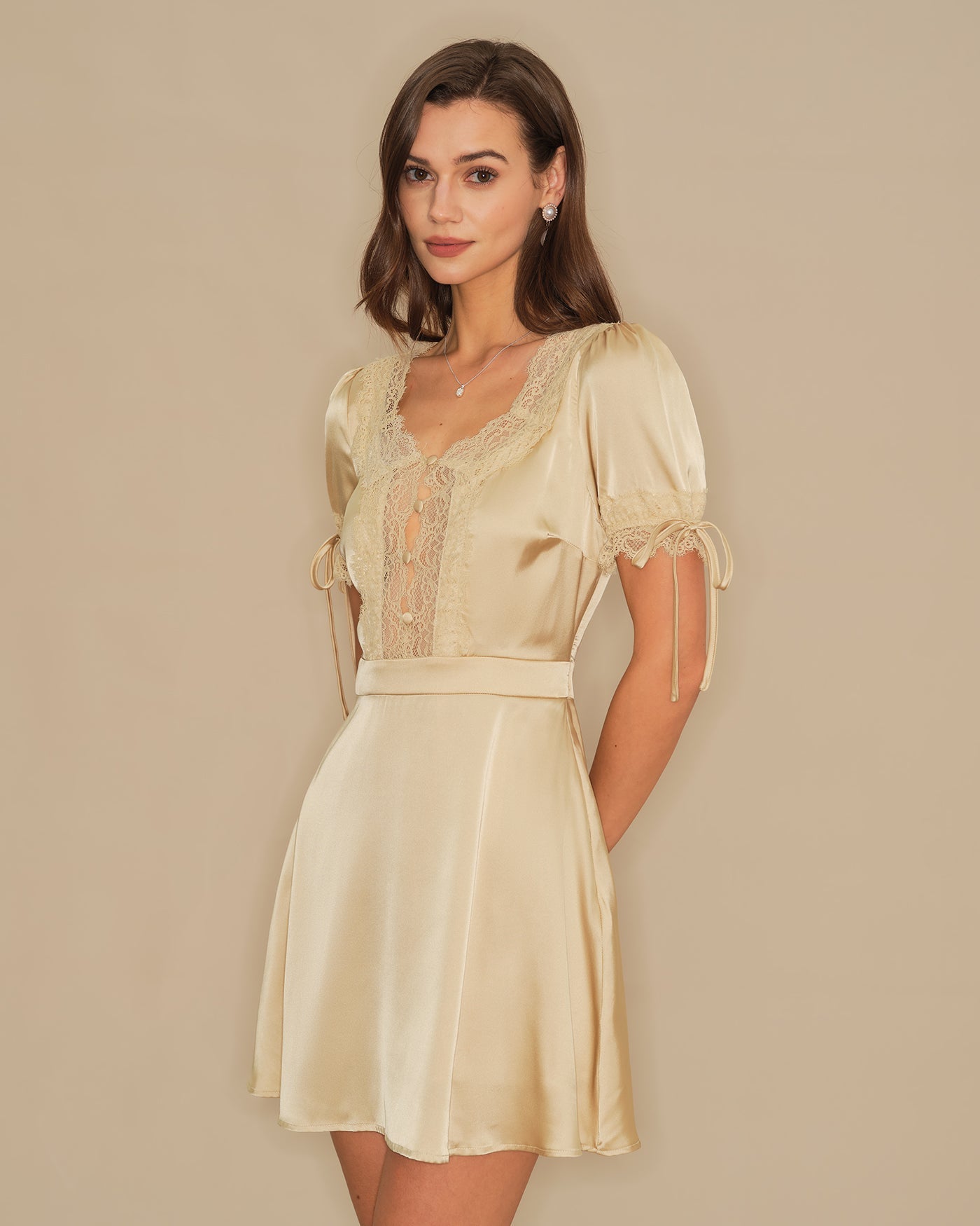 Vestido Mini de Satén con Encaje y Escote en V Color Albaricoque