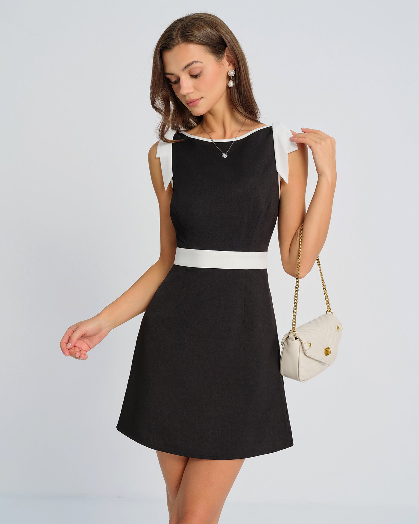 Vestido Mini con Lazo Contraste Negro