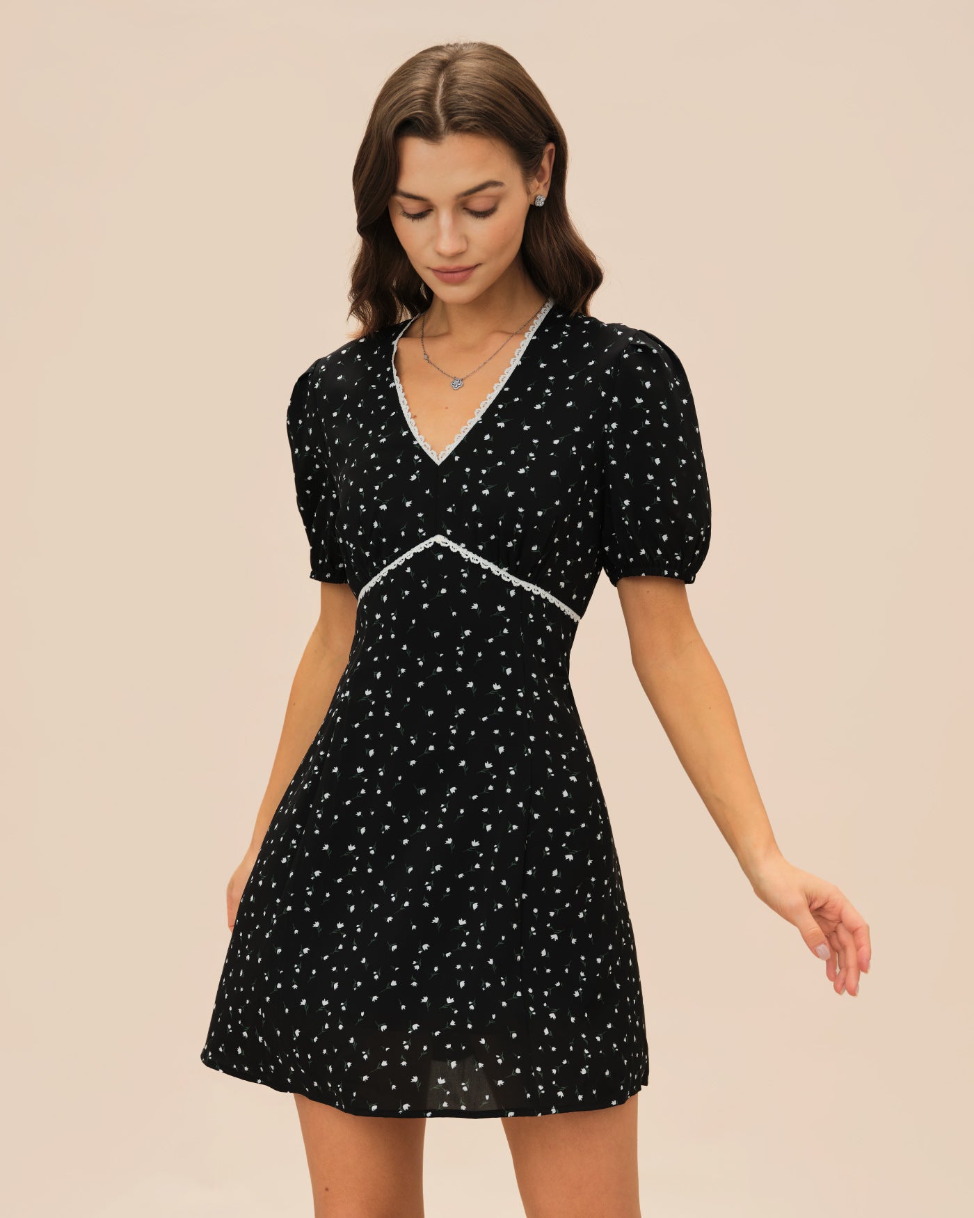 Vestido Mini Floral de Encaje Negro con Escote en V