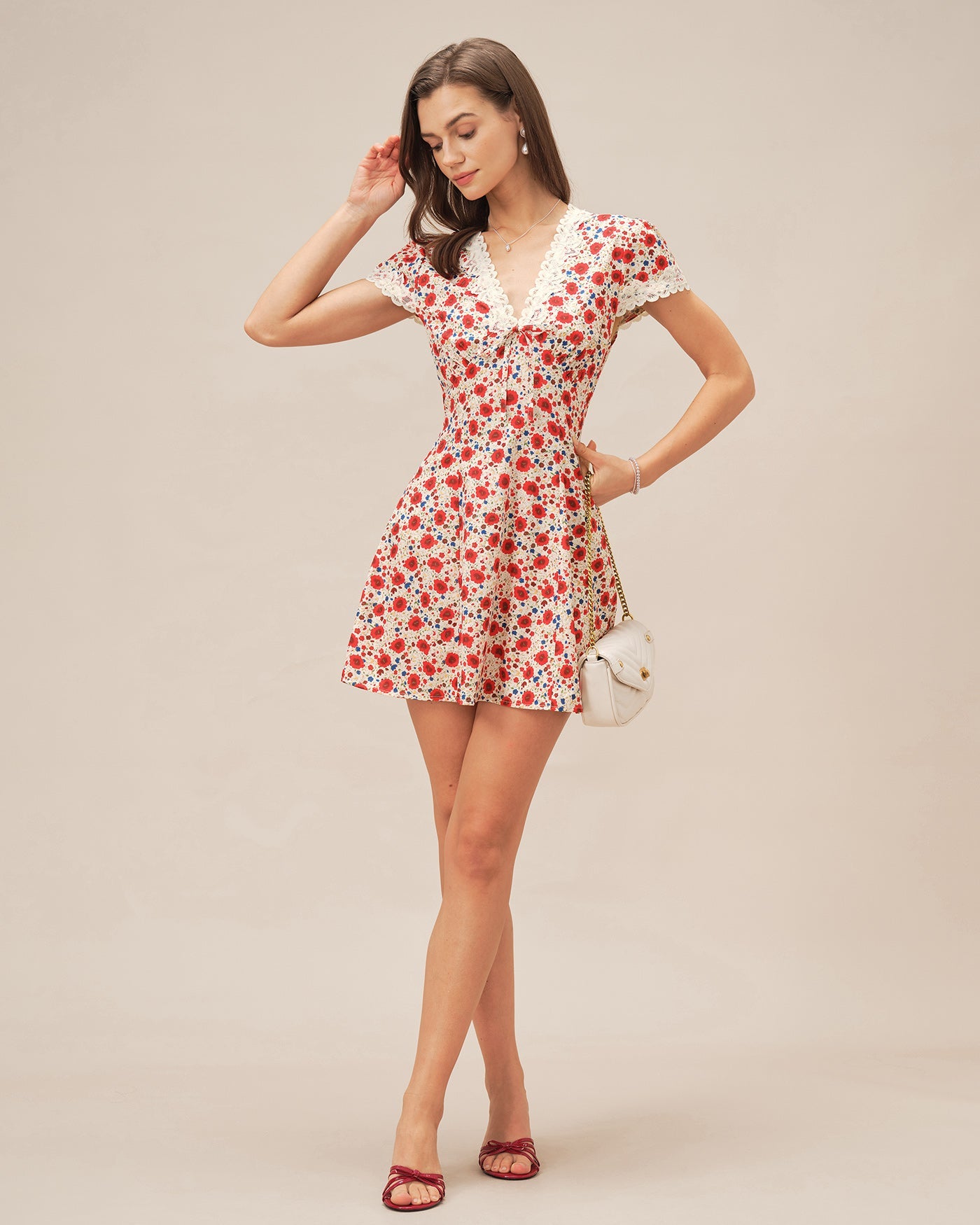 Vestido Mini de Encaje Floral con Cuello en V Rojo