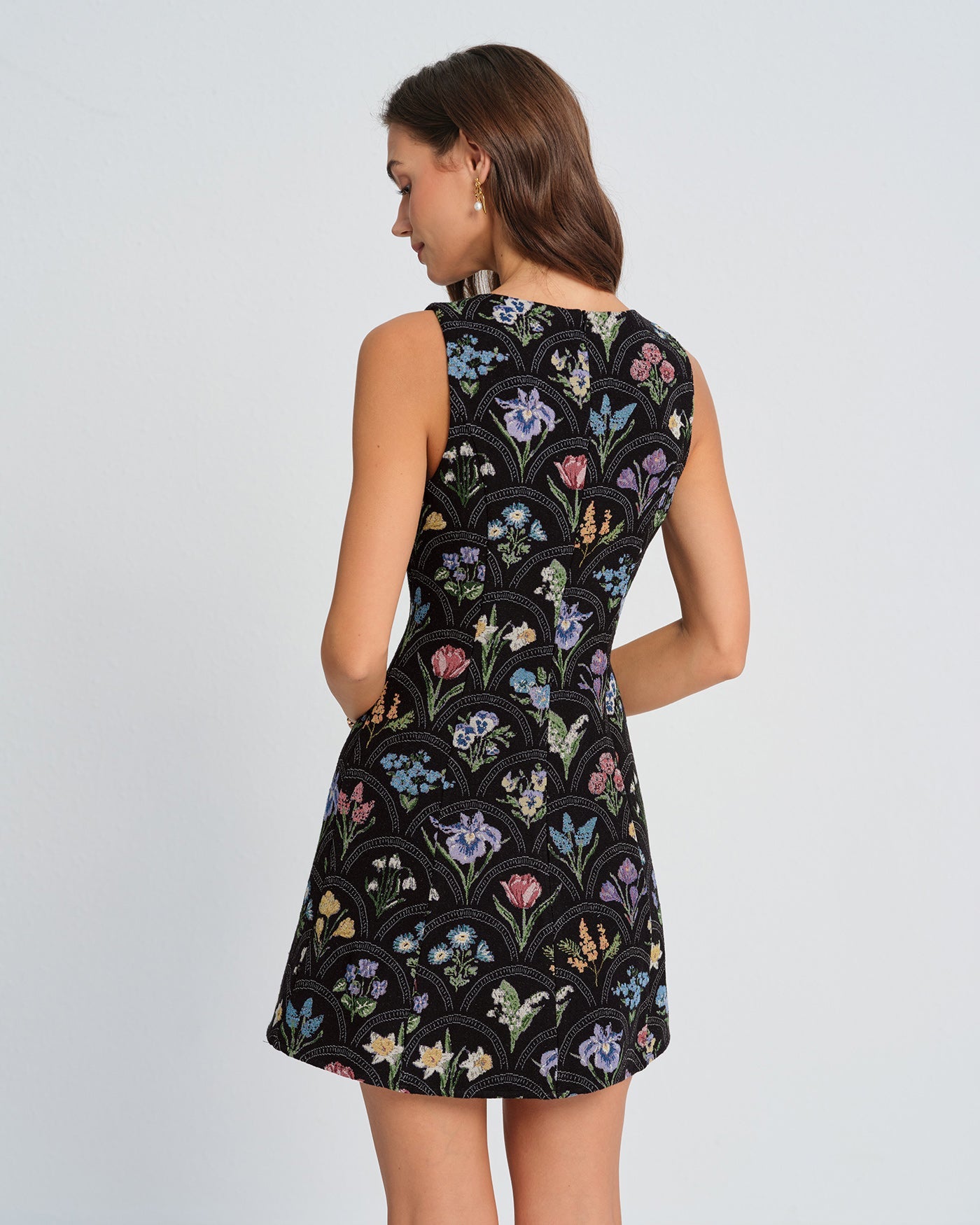 Vestido Mini Negro Floral de Cuello Barco