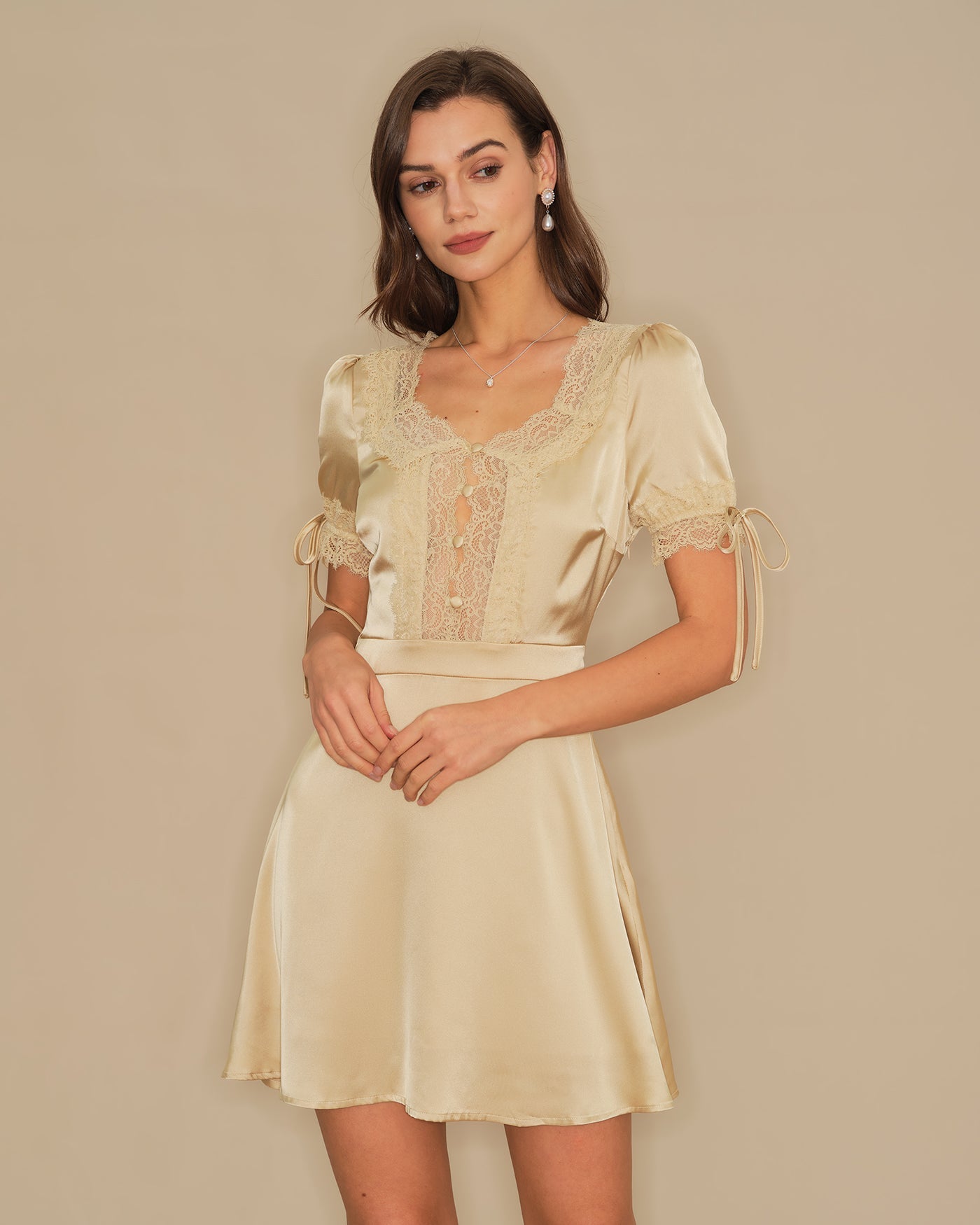Vestido Mini de Satén con Encaje y Escote en V Color Albaricoque