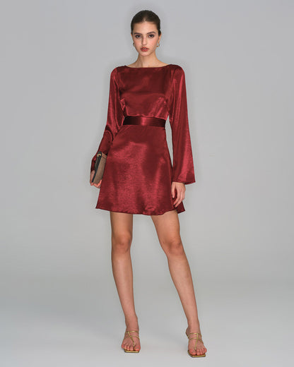 Vestido Mini de Satén Rojo Vino con Mangas de Campana
