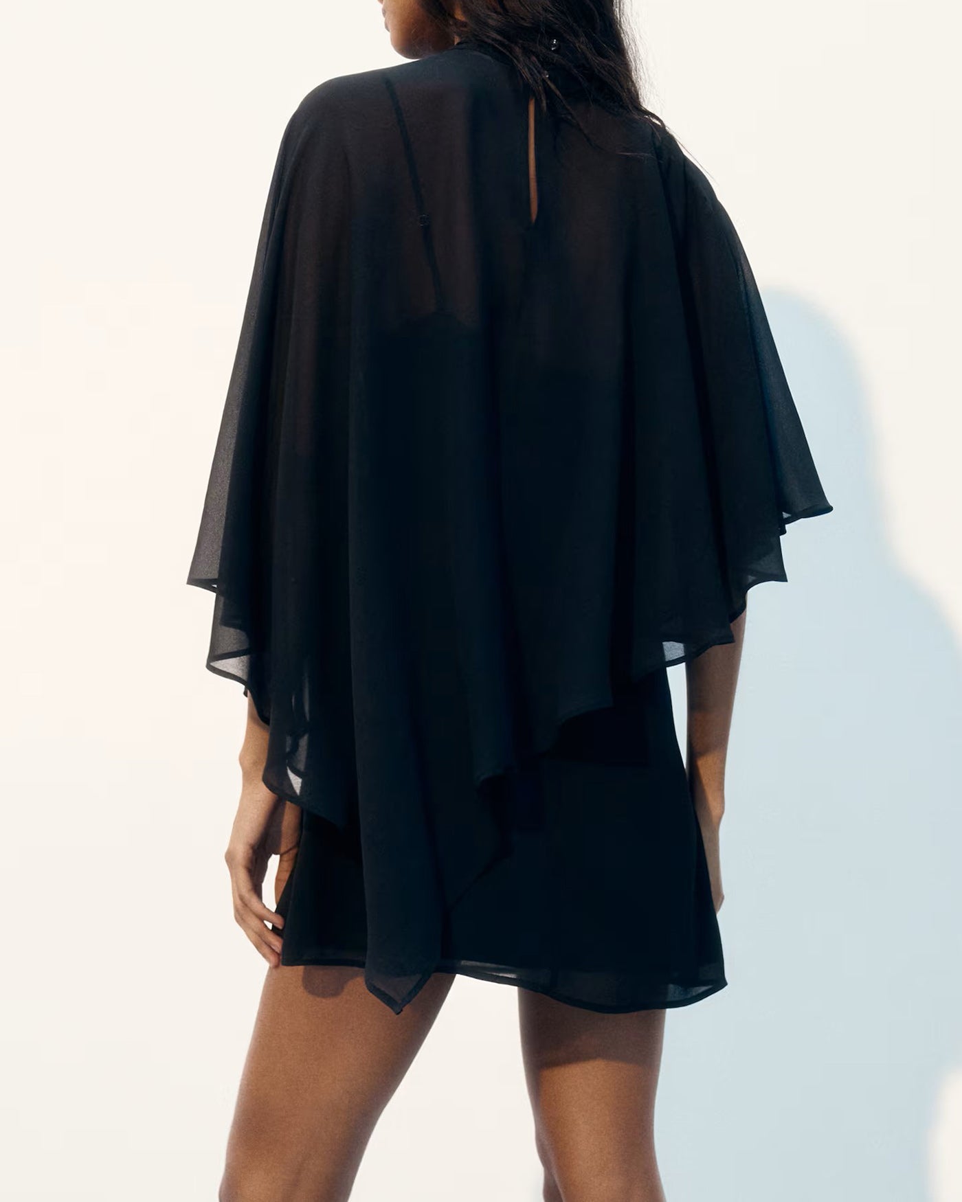 Vestido Mini de Manga Capa Negra