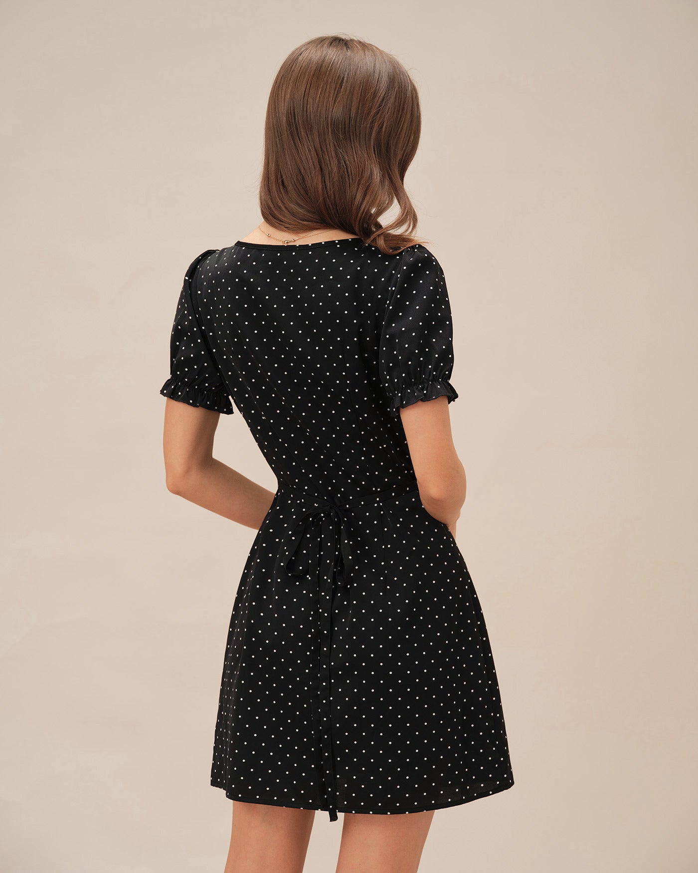 Vestido Mini de Lunares Negro con Escote en V
