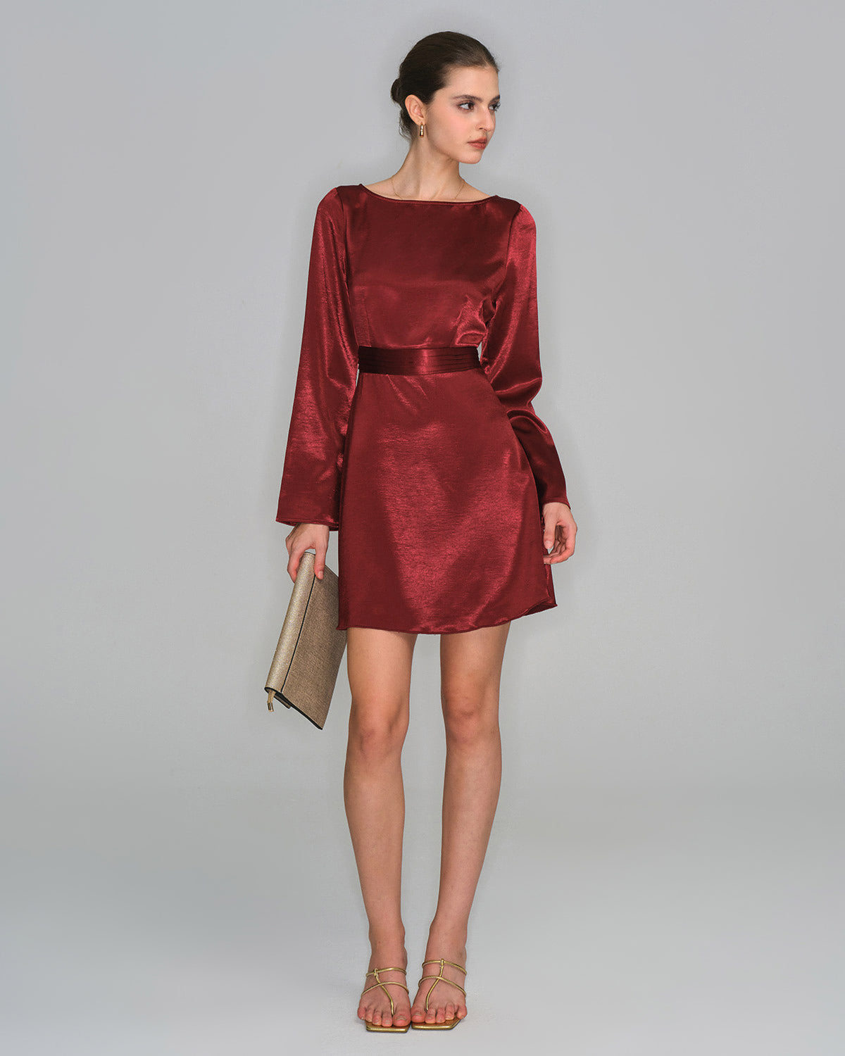 Vestido Mini de Satén Rojo Vino con Mangas de Campana