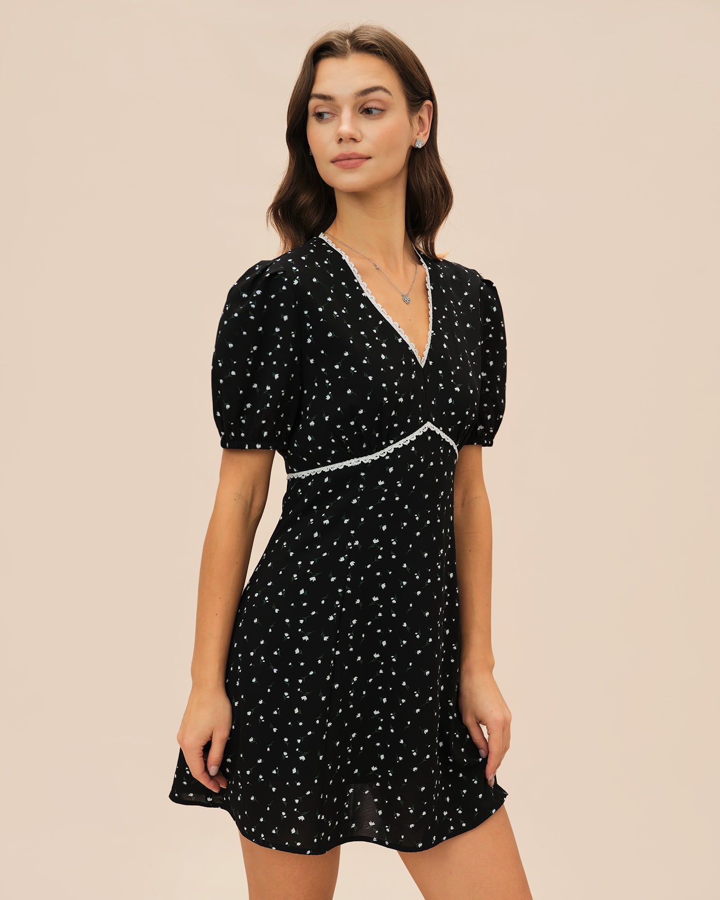 Vestido Mini Floral de Encaje Negro con Escote en V