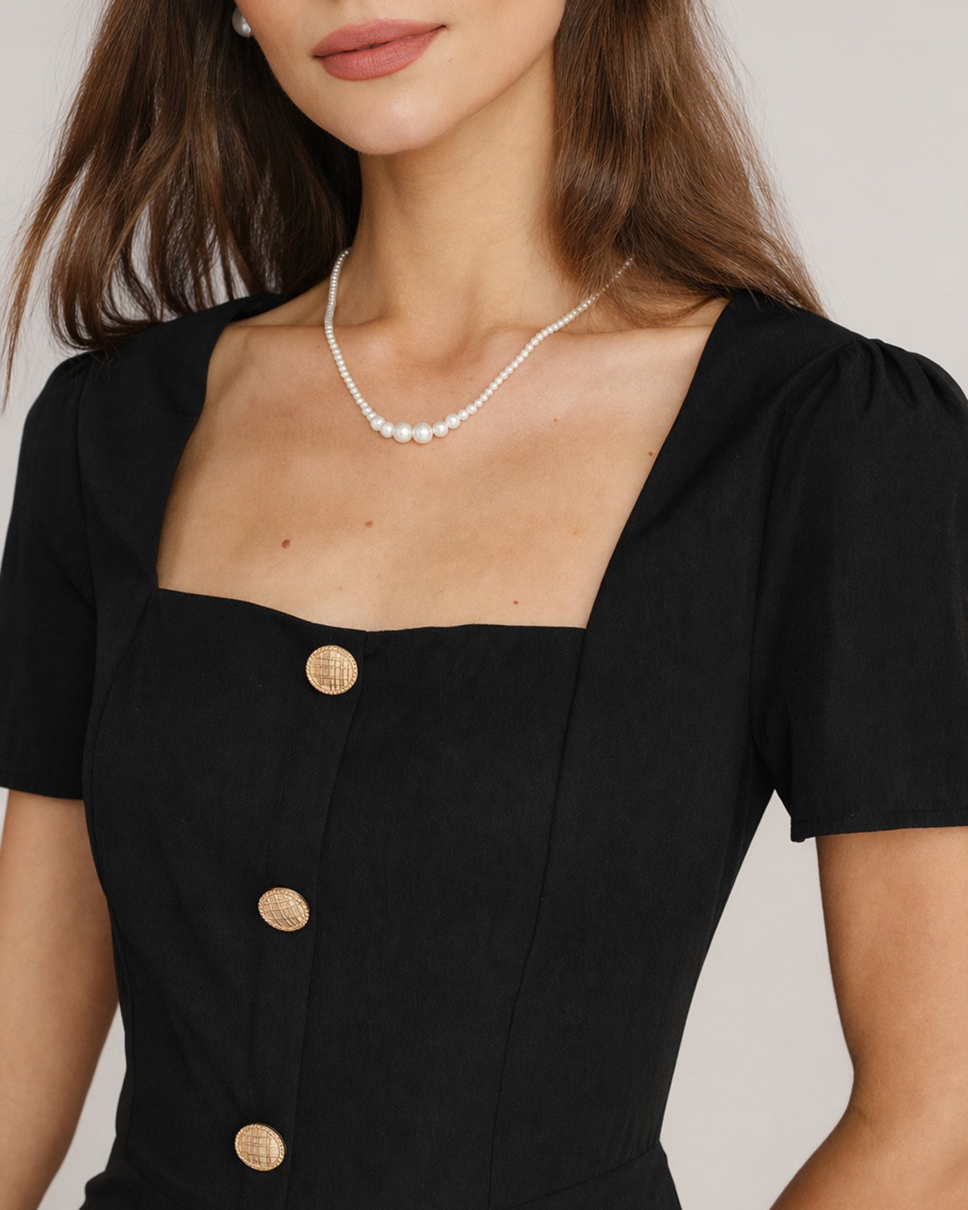 Vestido Mini de Cuello Cuadrado Negro con Contraste