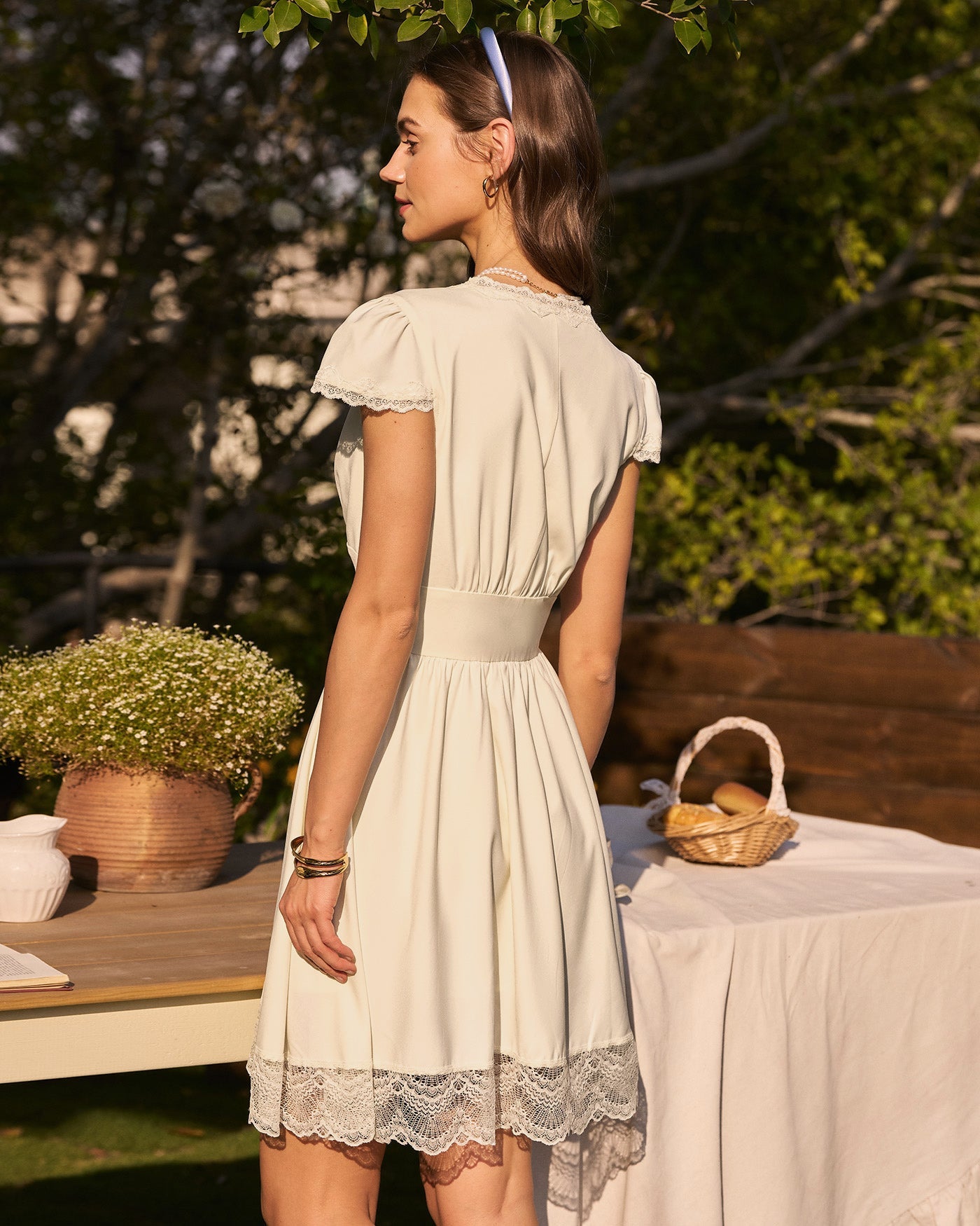 Vestido Mini de Encaje con Escote en V Color Albaricoque