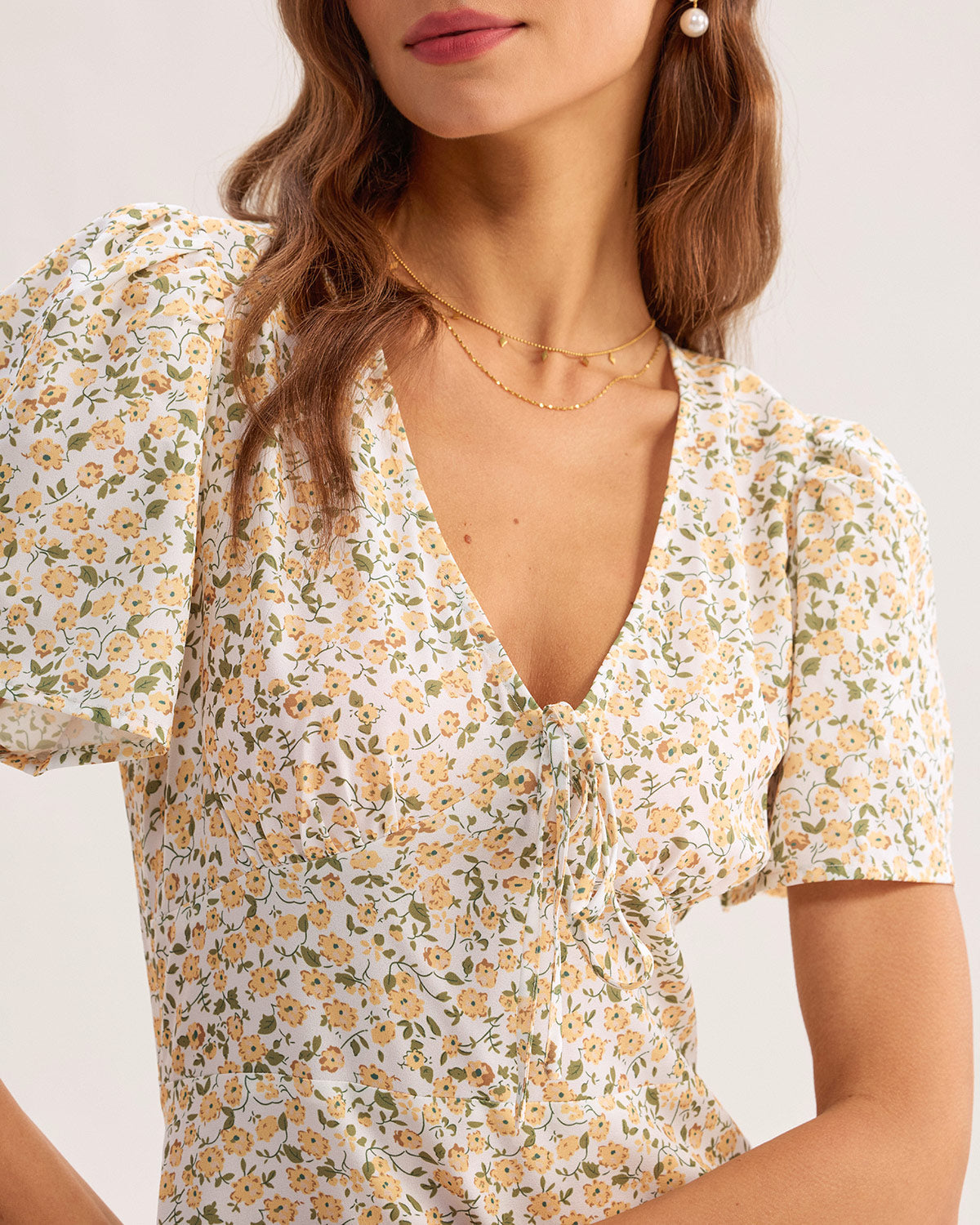 Vestido Mini Amarillo Floral con Escote en V