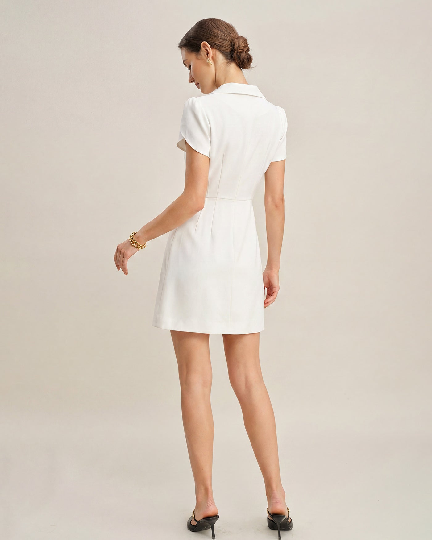 Vestido Mini de Satén con Botón en Color Beige