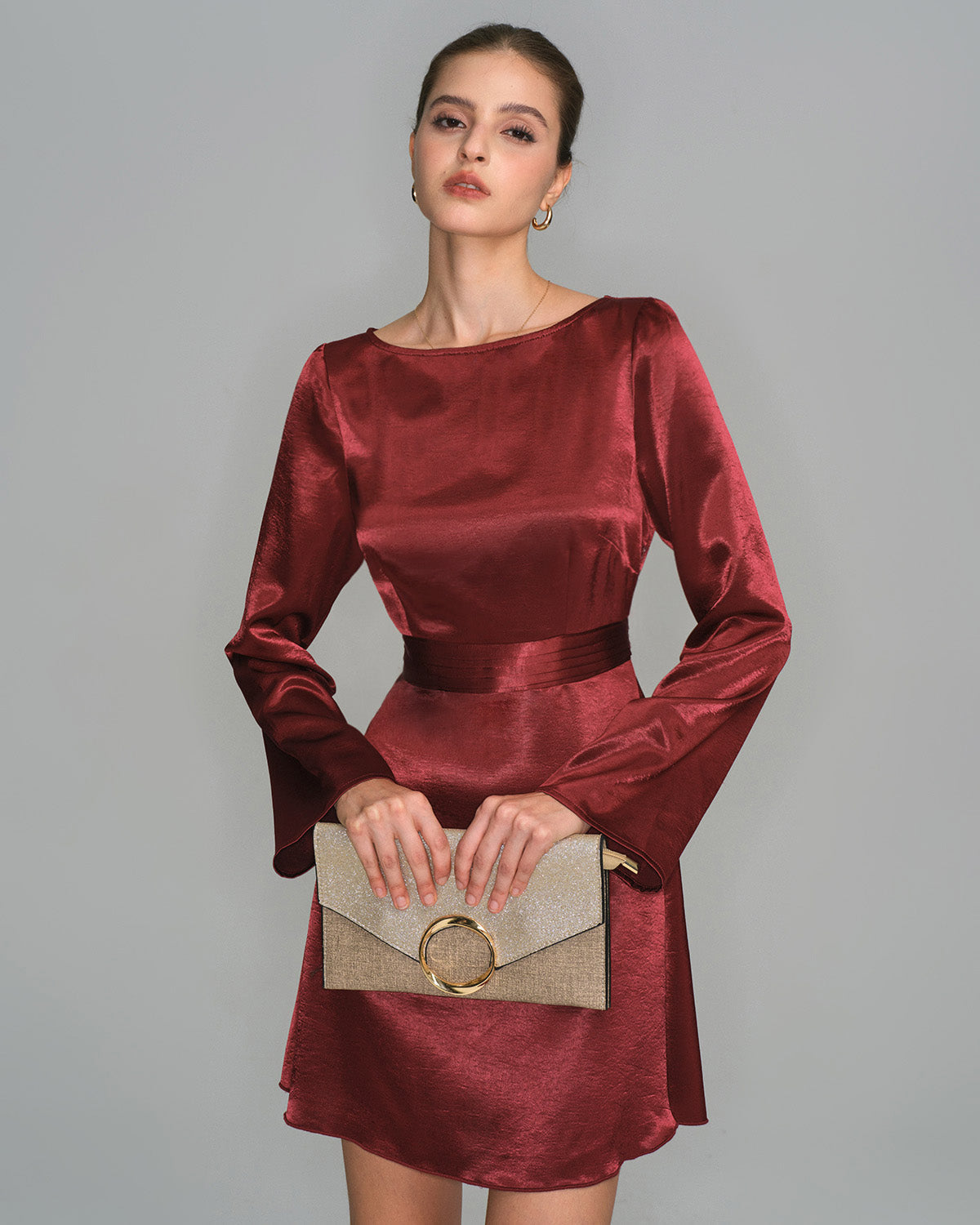 Vestido Mini de Satén Rojo Vino con Mangas de Campana