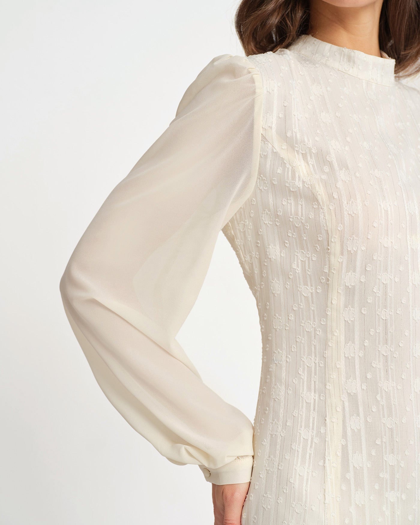 Vestido Mini de Chiffon Beige con Cuello Alto