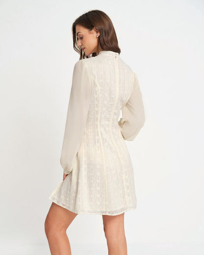 Vestido Mini de Chiffon Beige con Cuello Alto