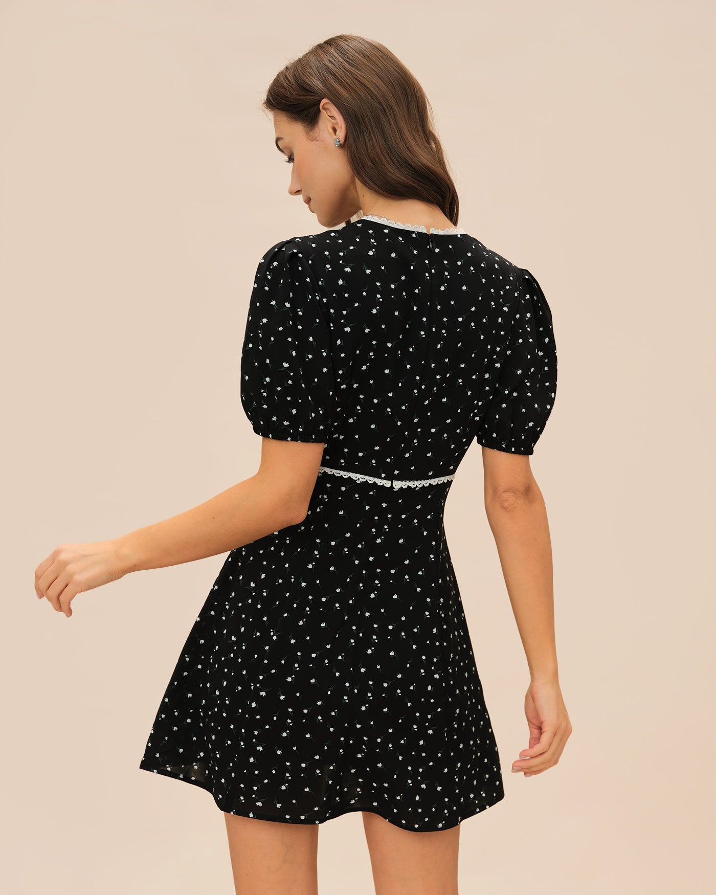 Vestido Mini Floral de Encaje Negro con Escote en V