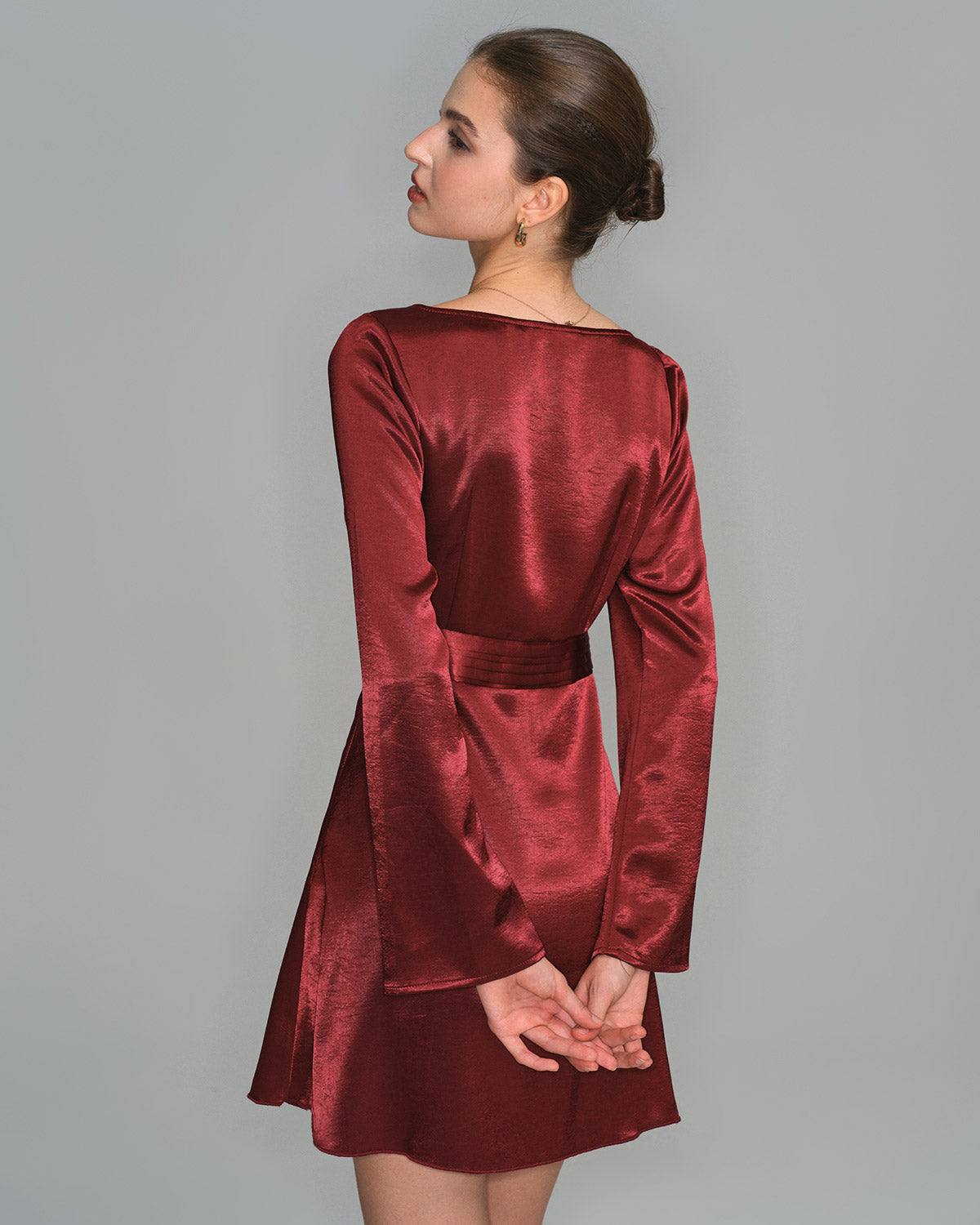 Vestido Mini de Satén Rojo Vino con Mangas de Campana