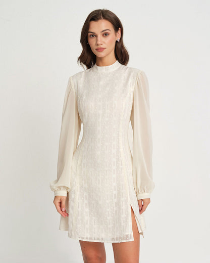 Vestido Mini de Chiffon Beige con Cuello Alto