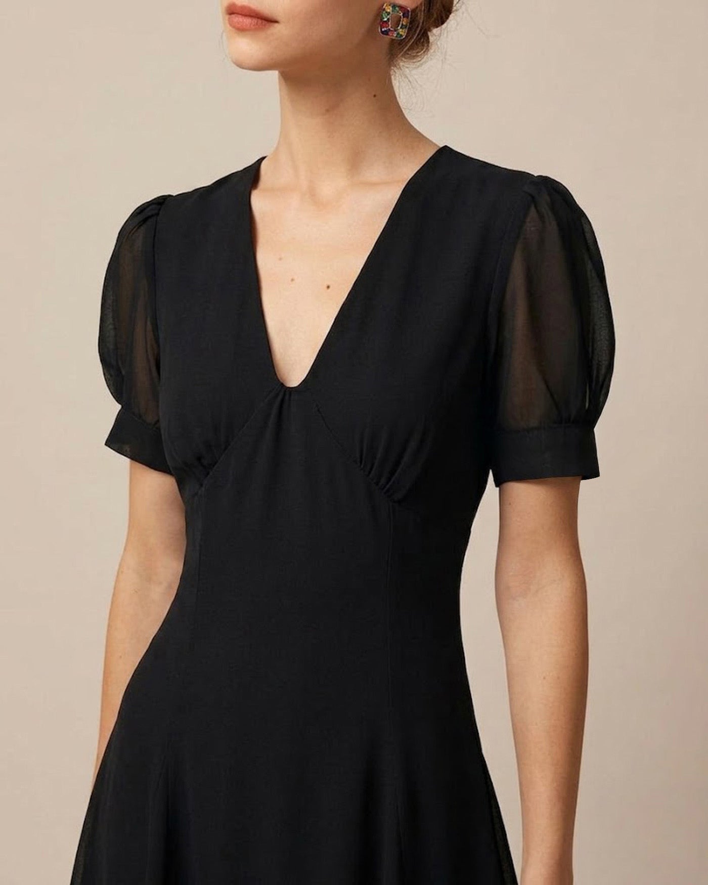 Vestido Mini de Manga Abullonada con Escote en V Negro