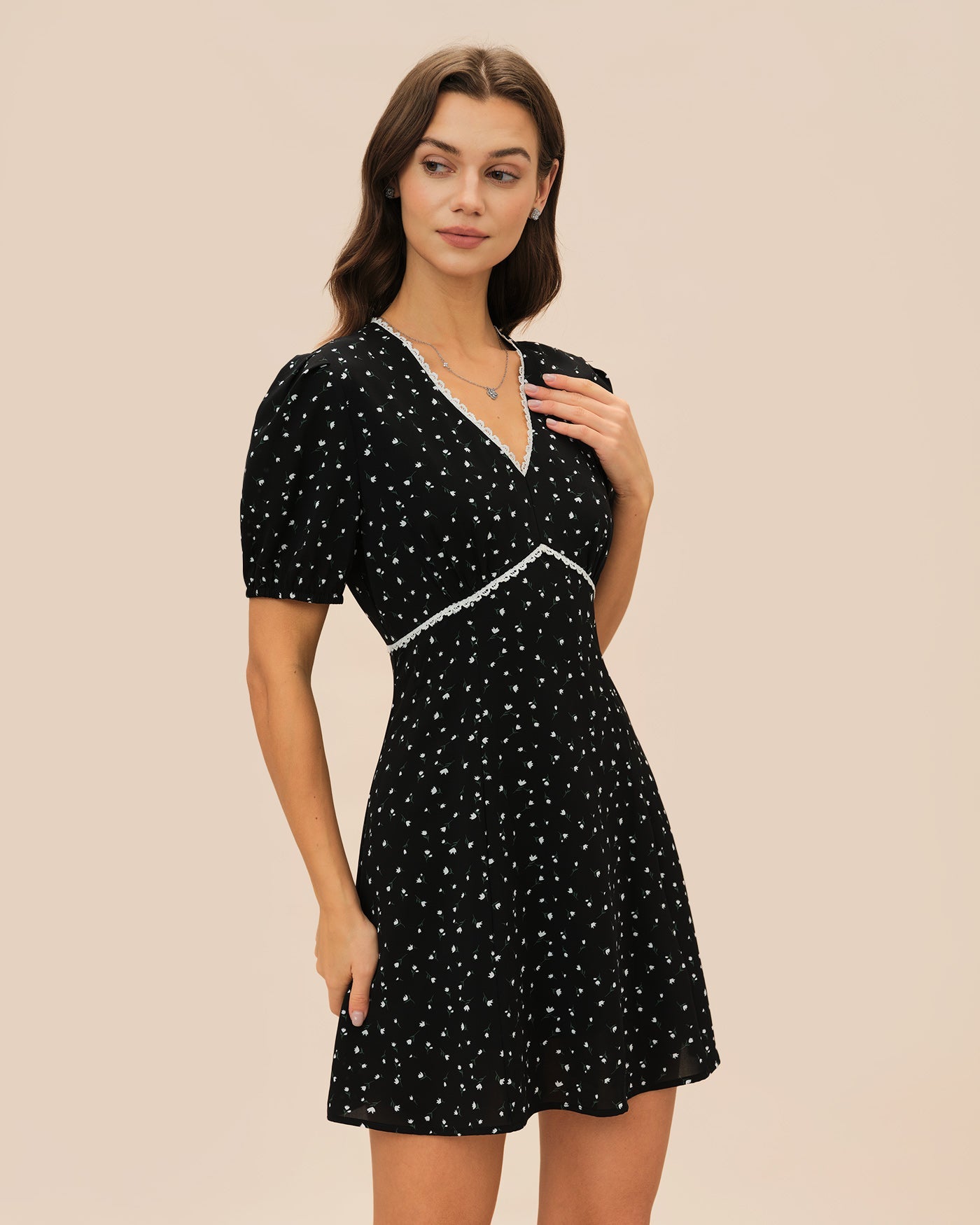 Vestido Mini Floral de Encaje Negro con Escote en V