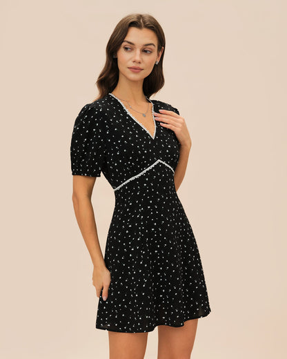 Vestido Mini Floral de Encaje Negro con Escote en V