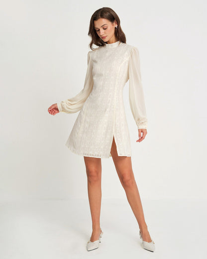 Vestido Mini de Chiffon Beige con Cuello Alto