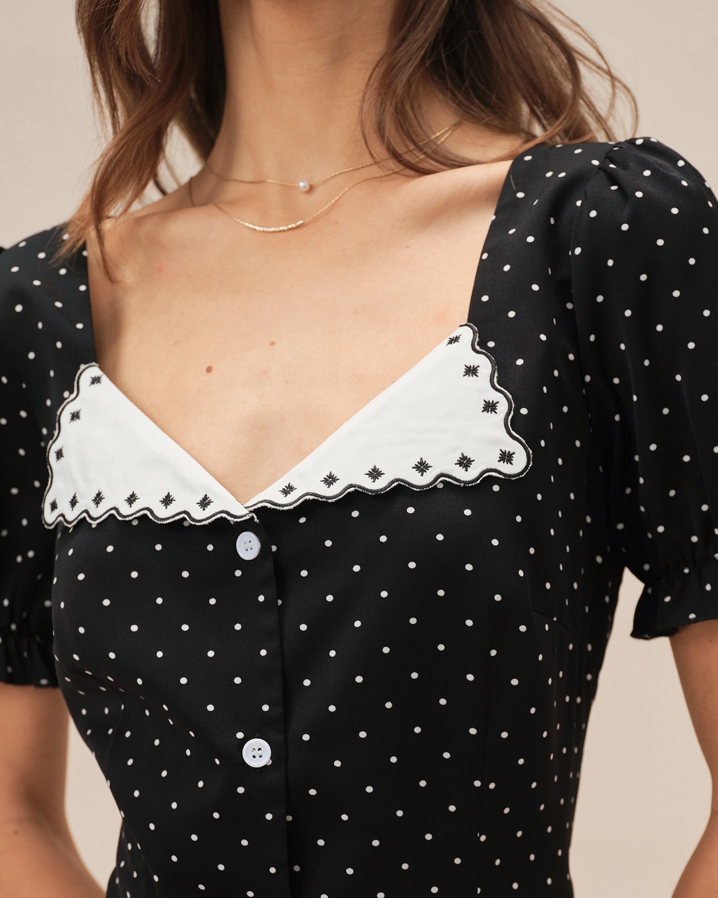 Vestido Mini de Lunares Negro con Escote en V