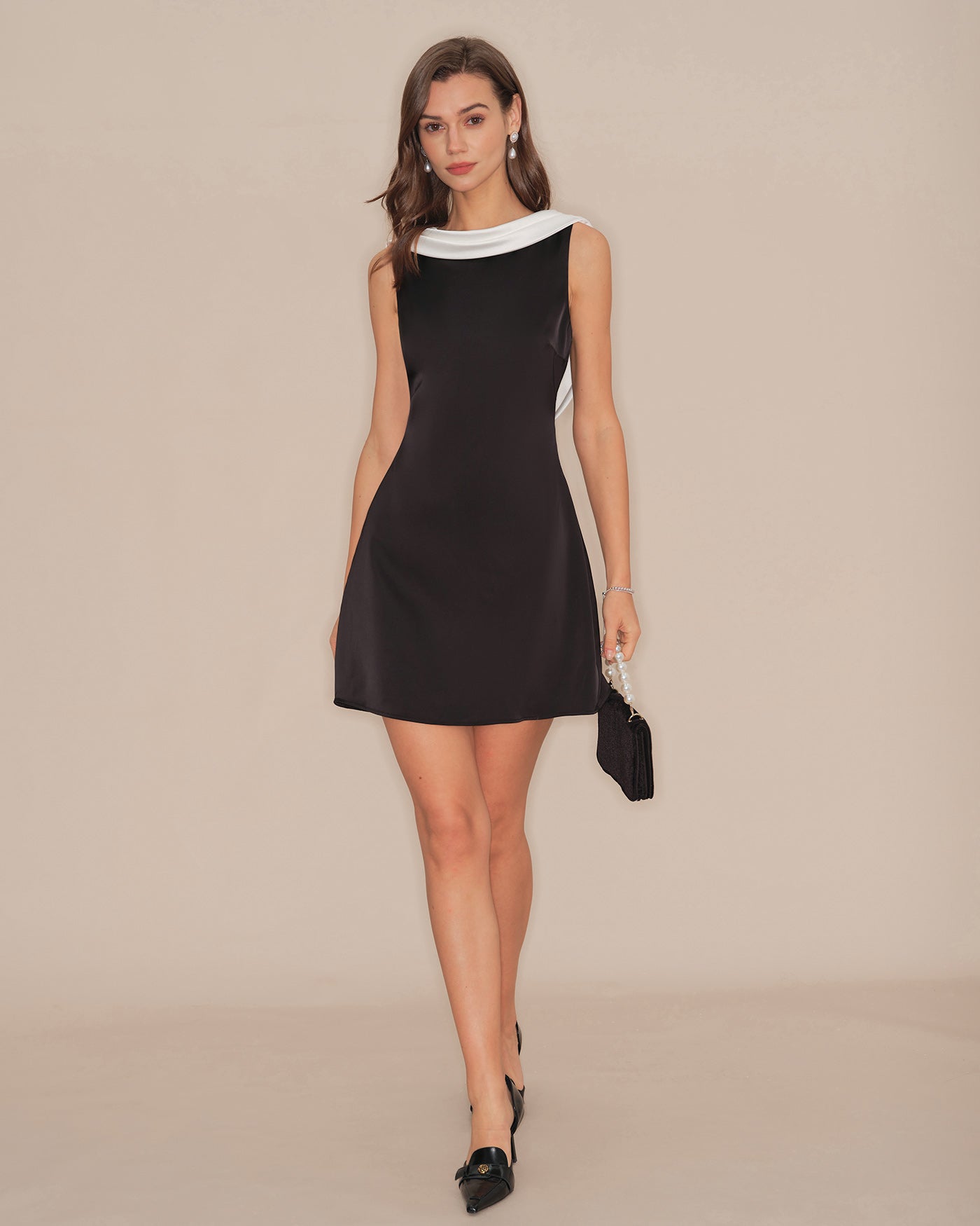 Vestido Mini Sin Espalda con Cuello de Cowl Negro