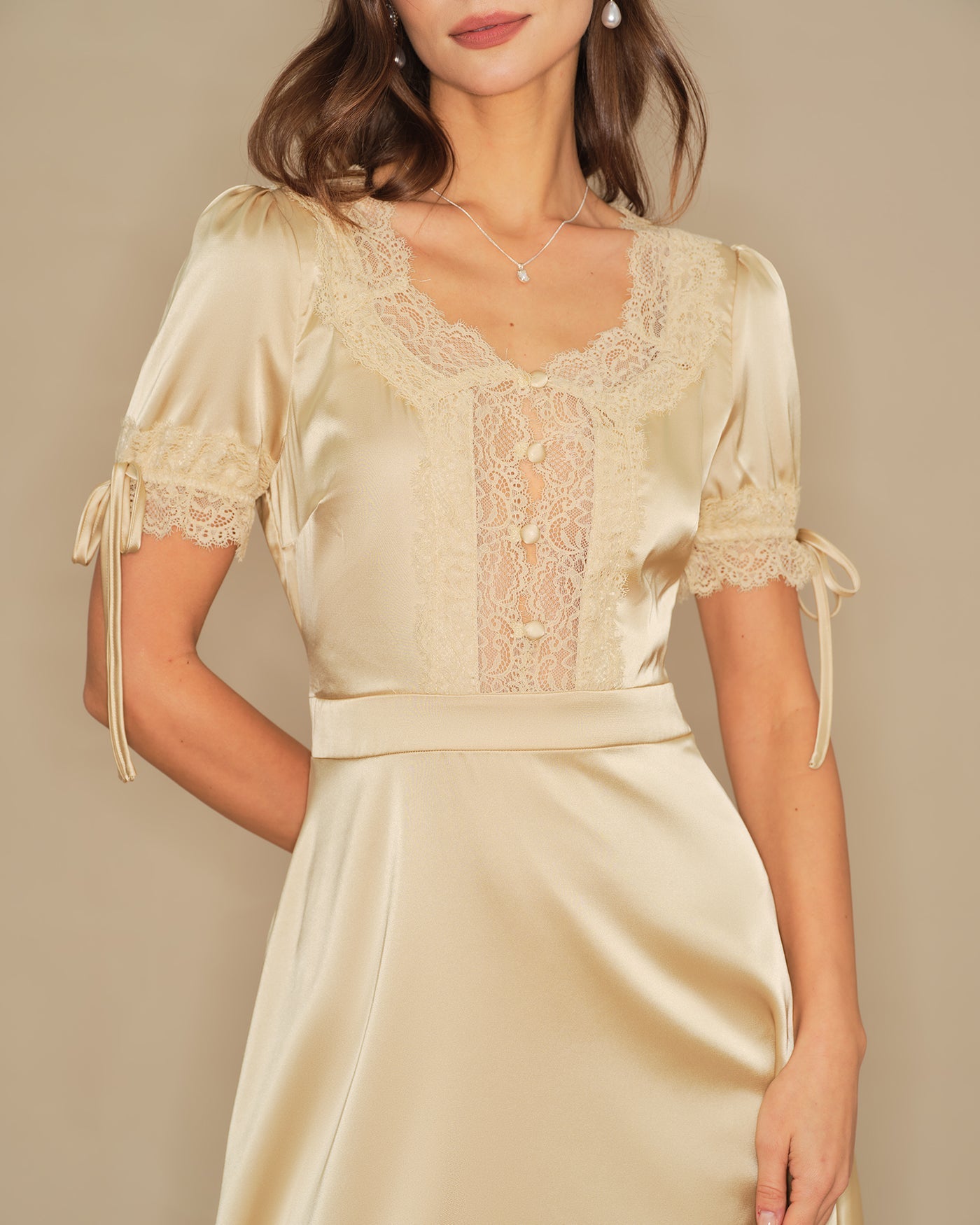 Vestido Mini de Satén con Encaje y Escote en V Color Albaricoque