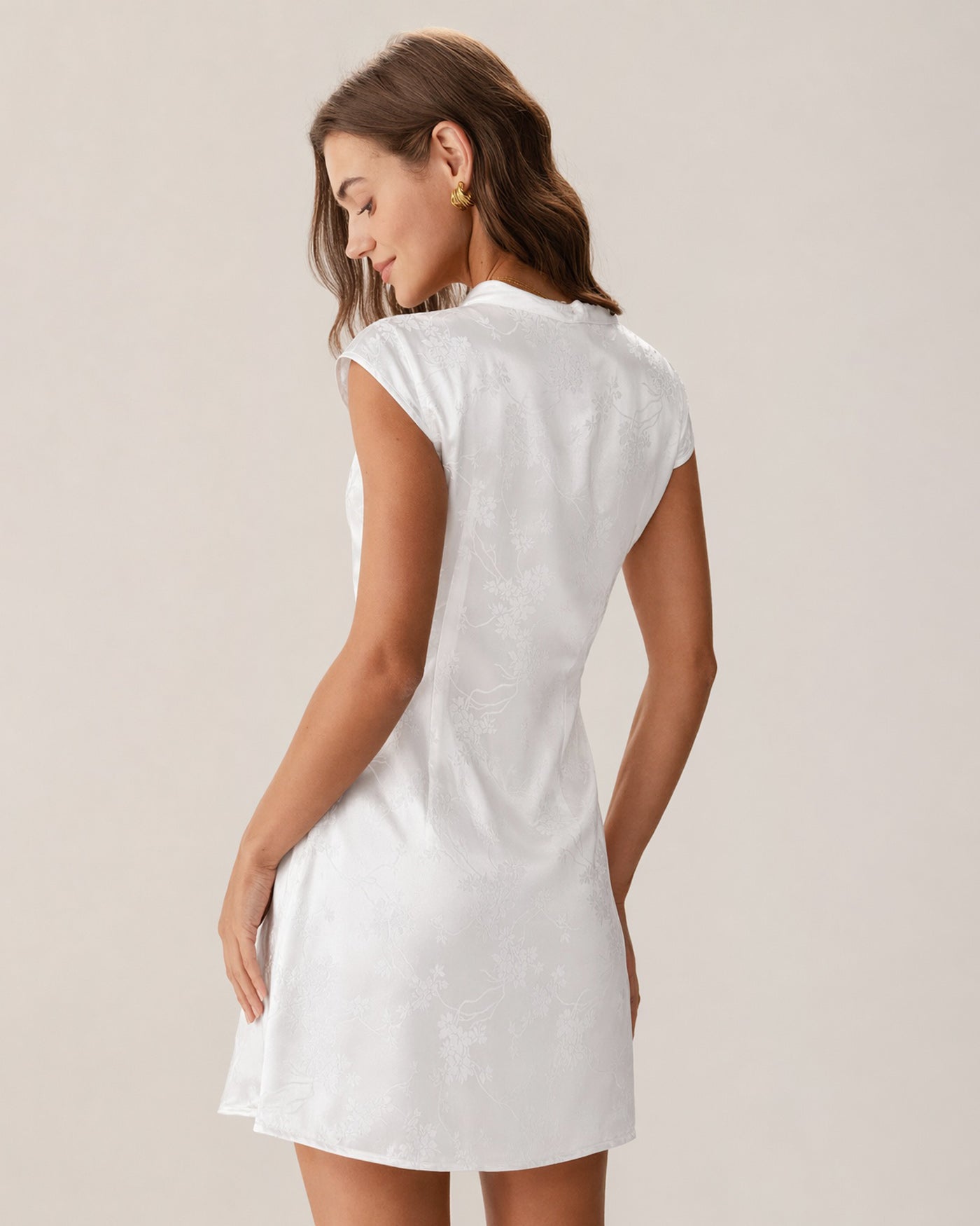 Vestido Mini Jacquard con Cuello Mandarín Blanco